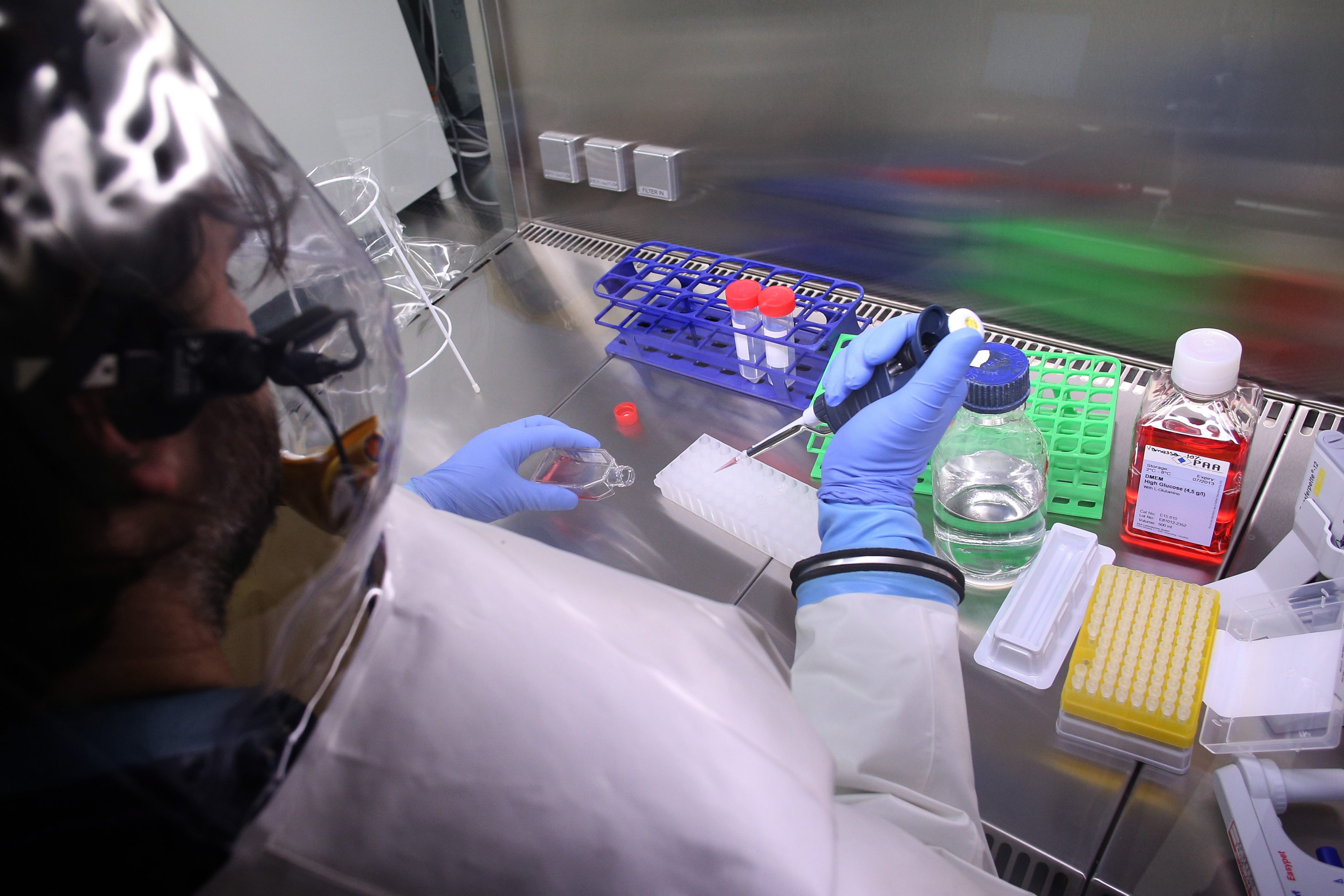 Лекари искат доставка на експериментален серум срещу Ебола