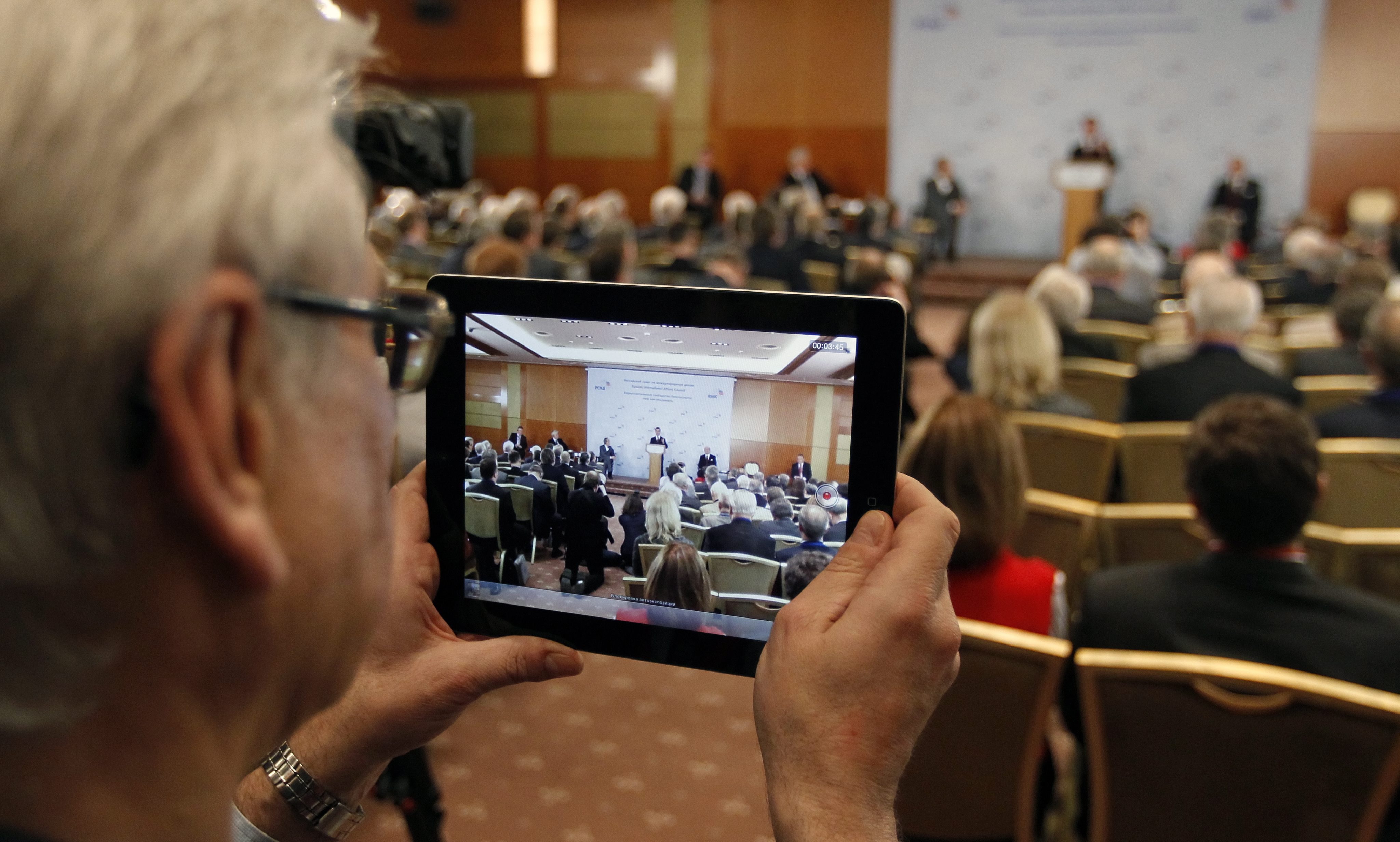 Досега членовете на правителството използваха на заседанията си таблети iPad