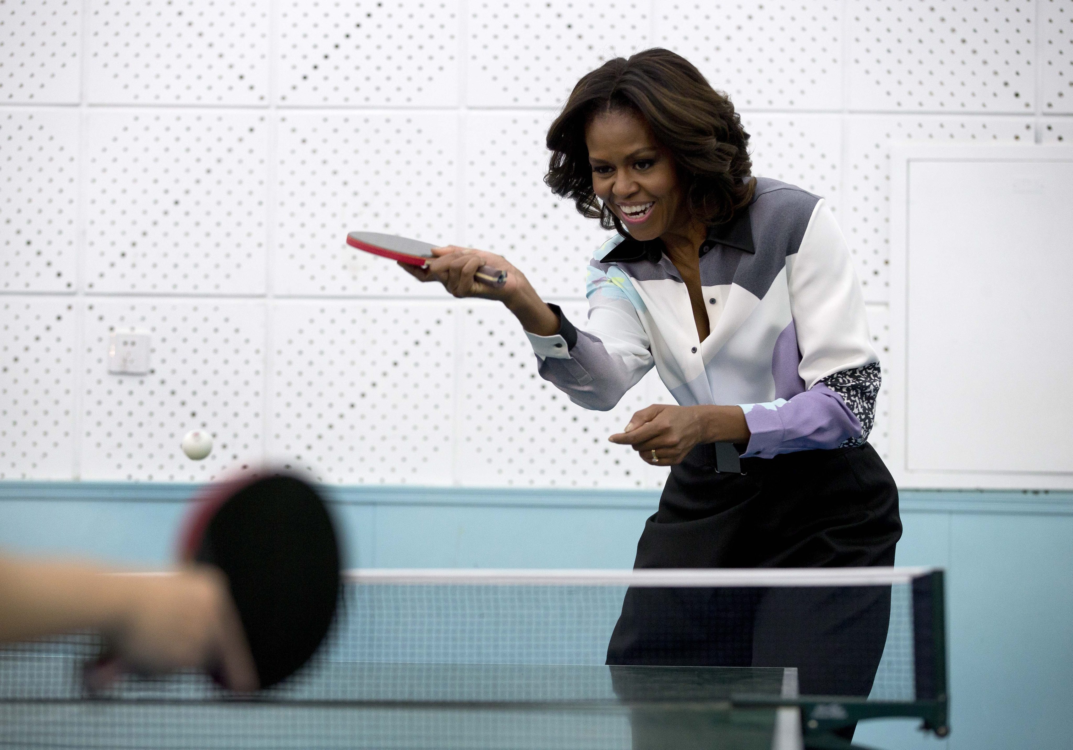 Мишел Обама играе тенис на маса в Китай