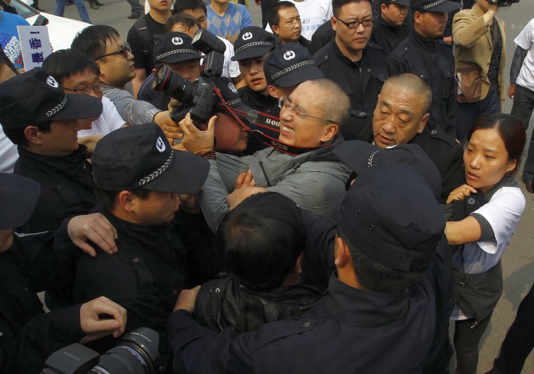 Капитанът на изчезналия боинг бил „ужасно разстроен”