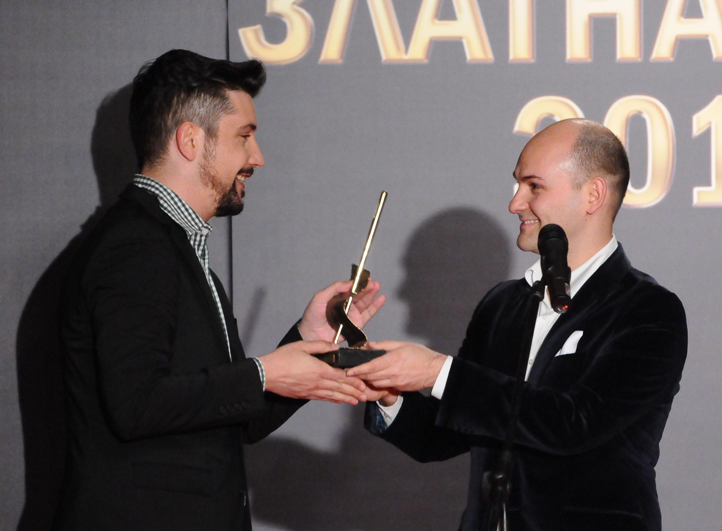 Кирил Чалъков връчва ”Златна игла” на Станислав Атанасов-Слав