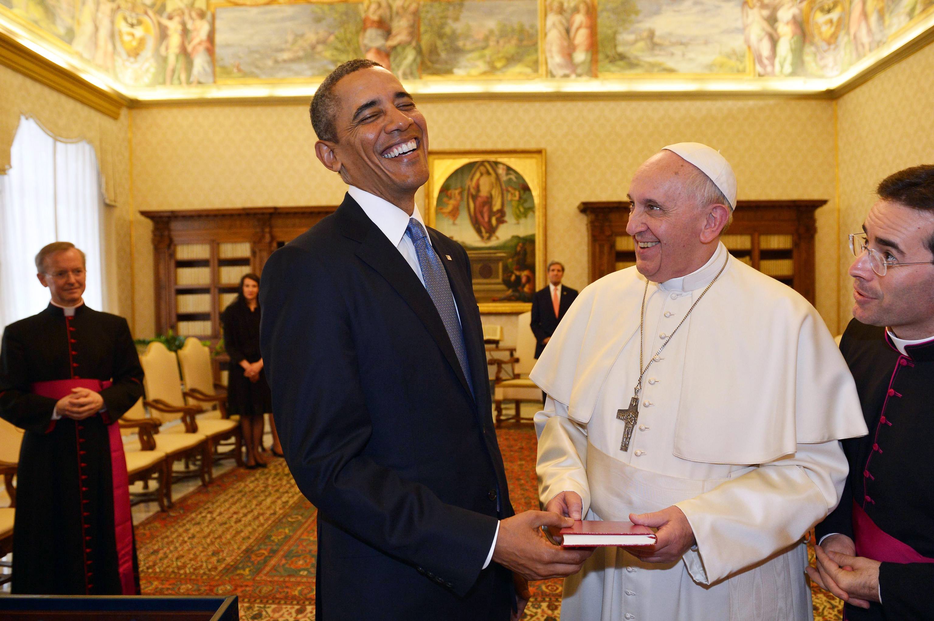 Президентът и Папата си размениха подаръци