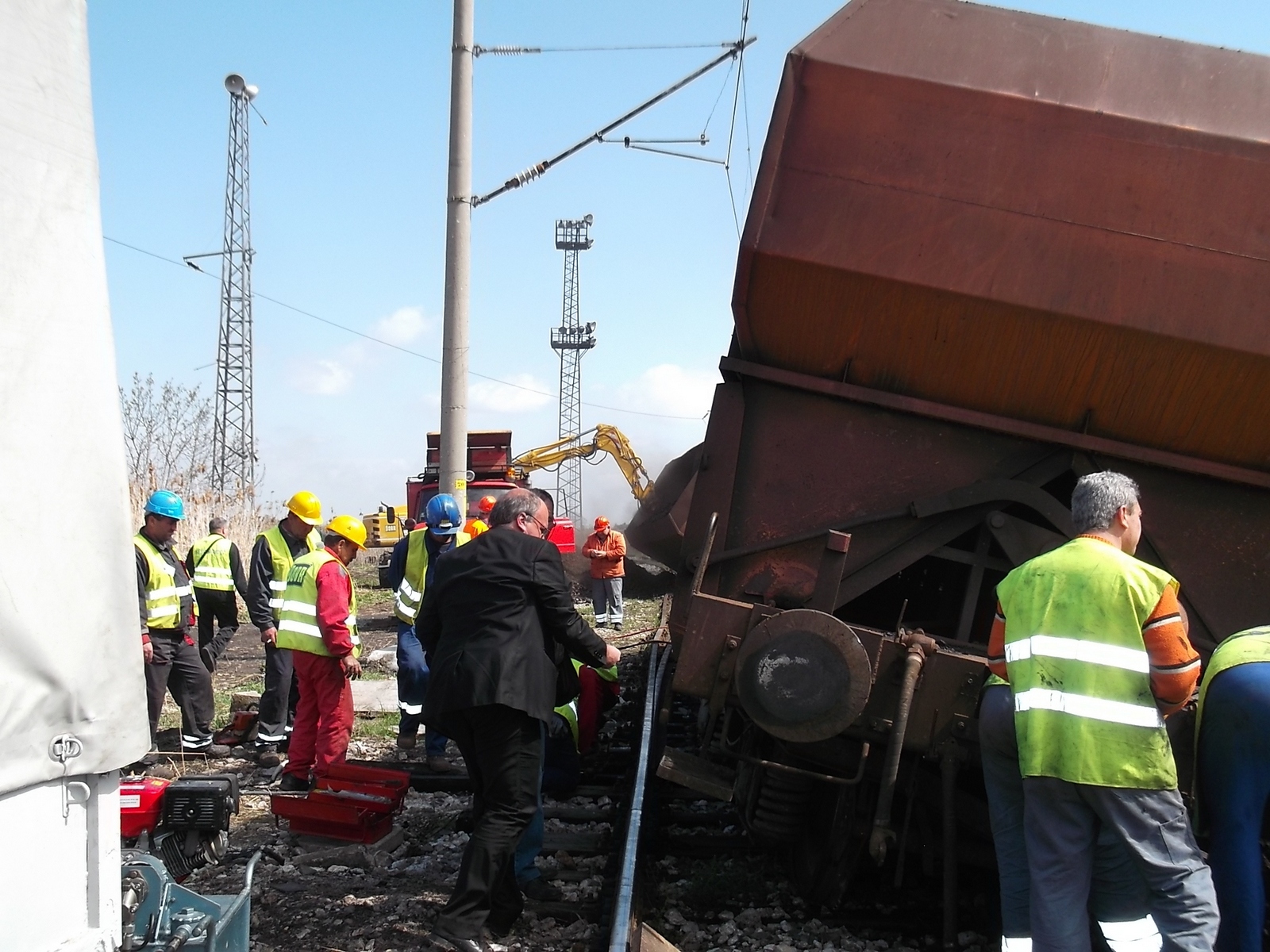 Пет вагона от товарен влак дерайлираха на жп гара Тодор Каблешков