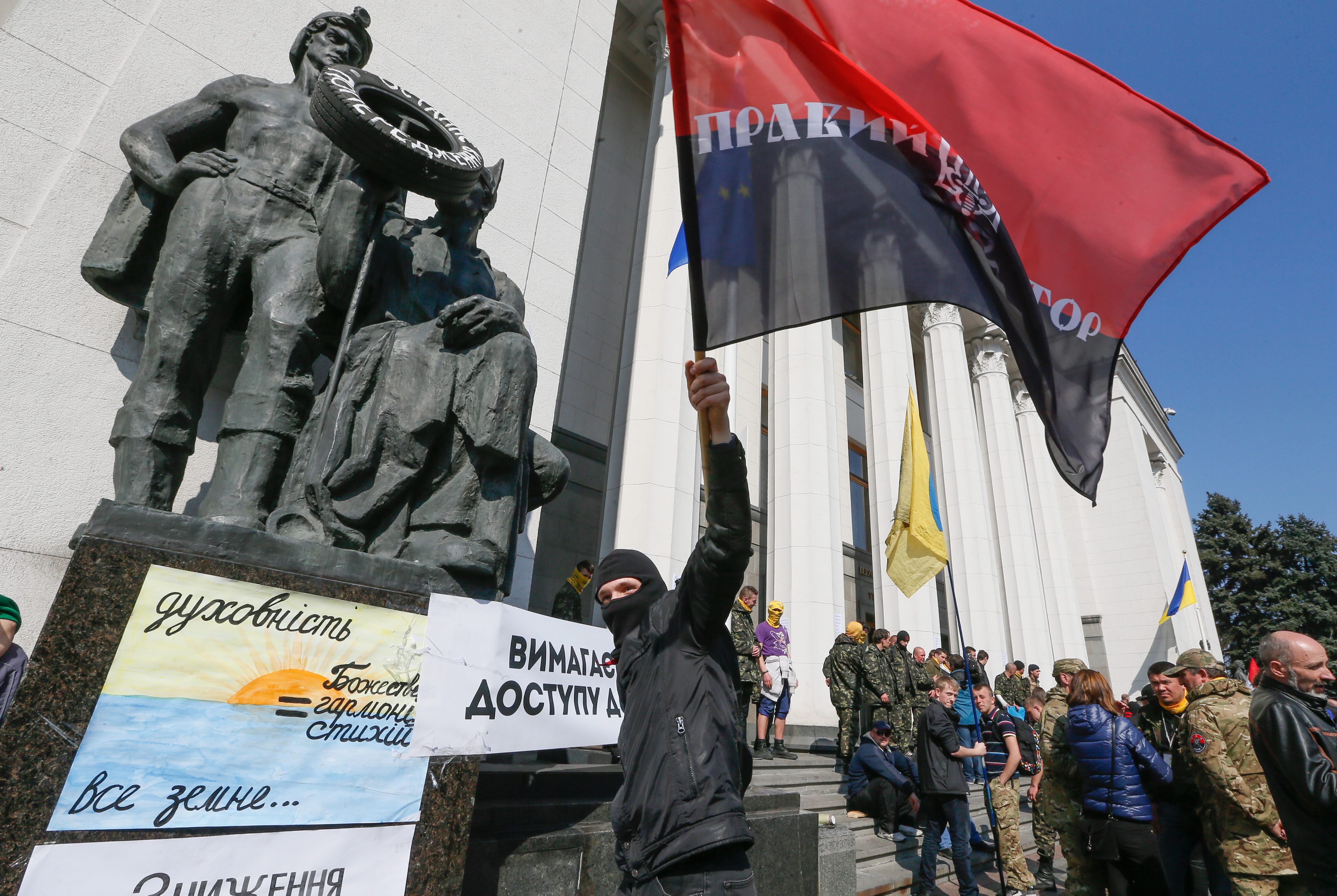 Привържениците на ”Десен сектор” са обвинявани за радикални националистически действия в Украйна