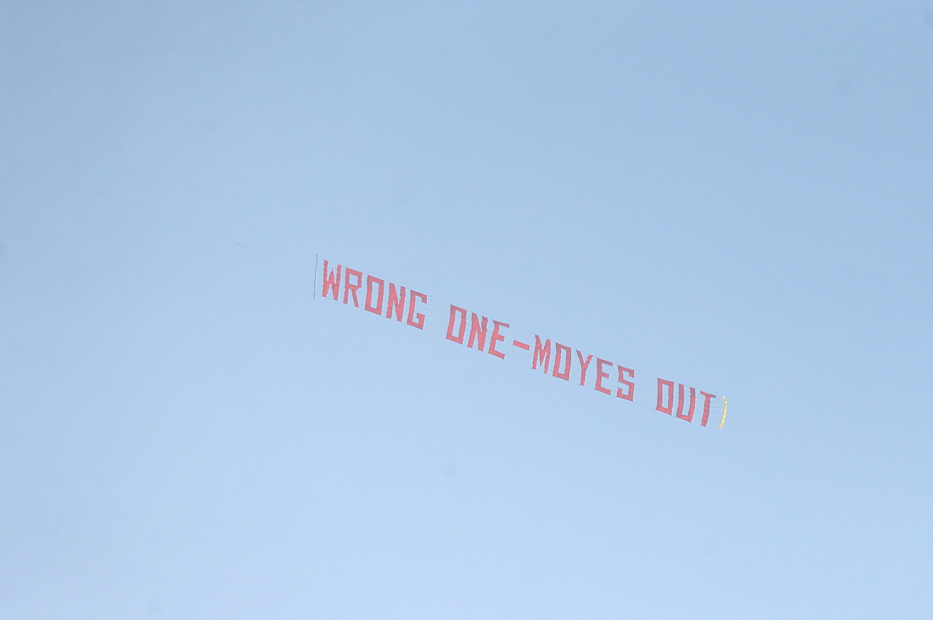 Фенове на ”Юнайтед” изпълниха заканата си (снимки)