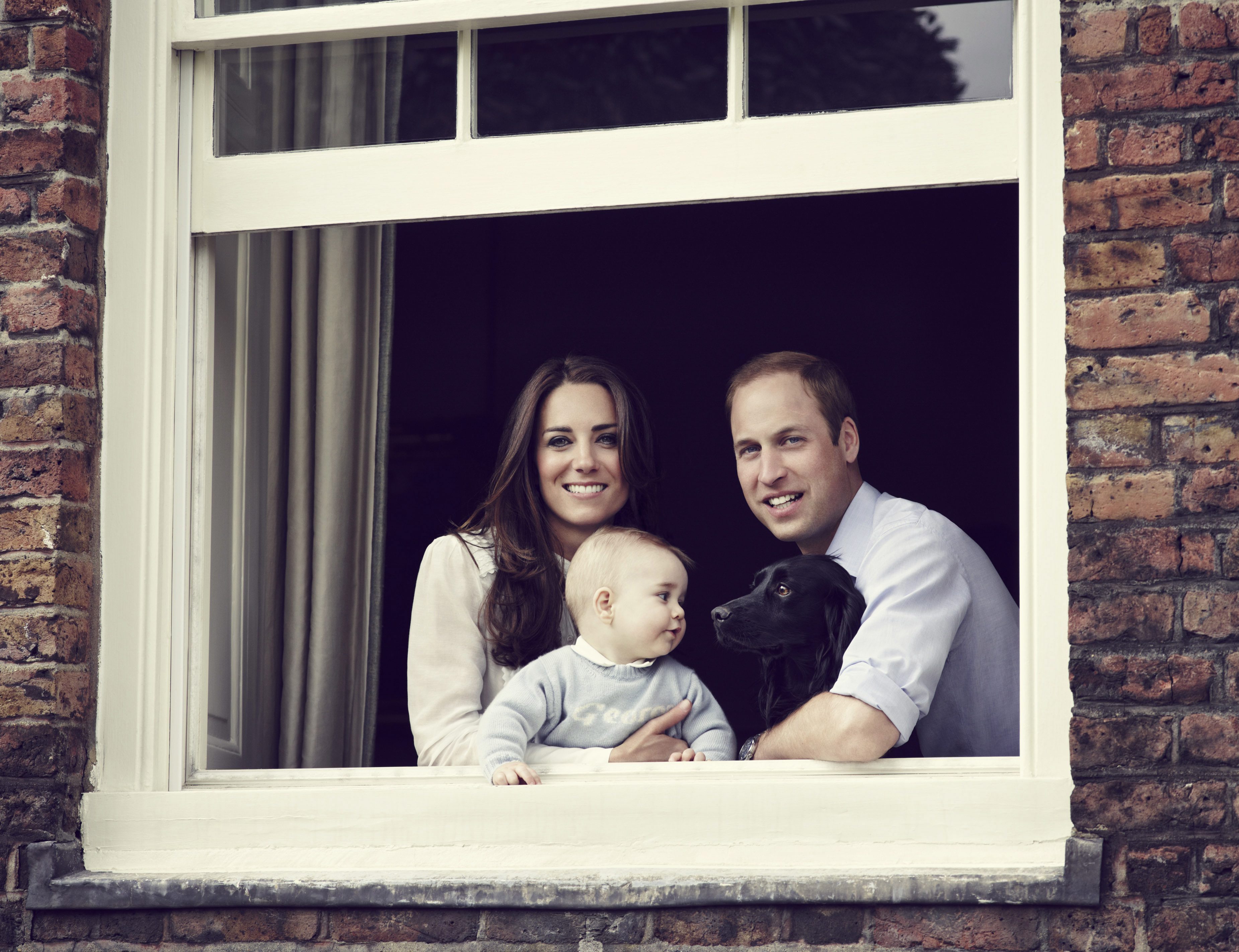 Уилям и Катрин с нова снимка на 8-месечния принц