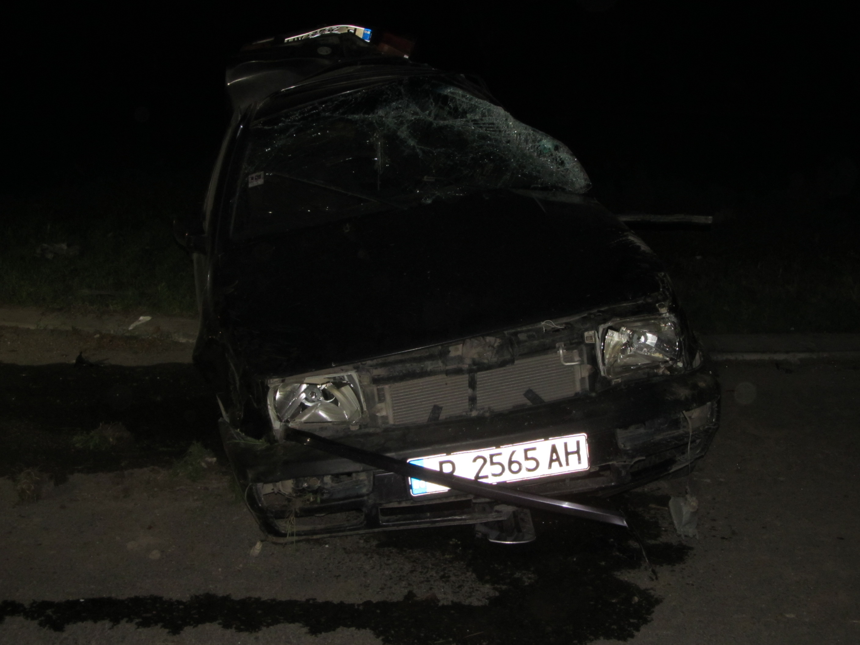 Автомобилът е направил салто и се е приземил на предните си гуми