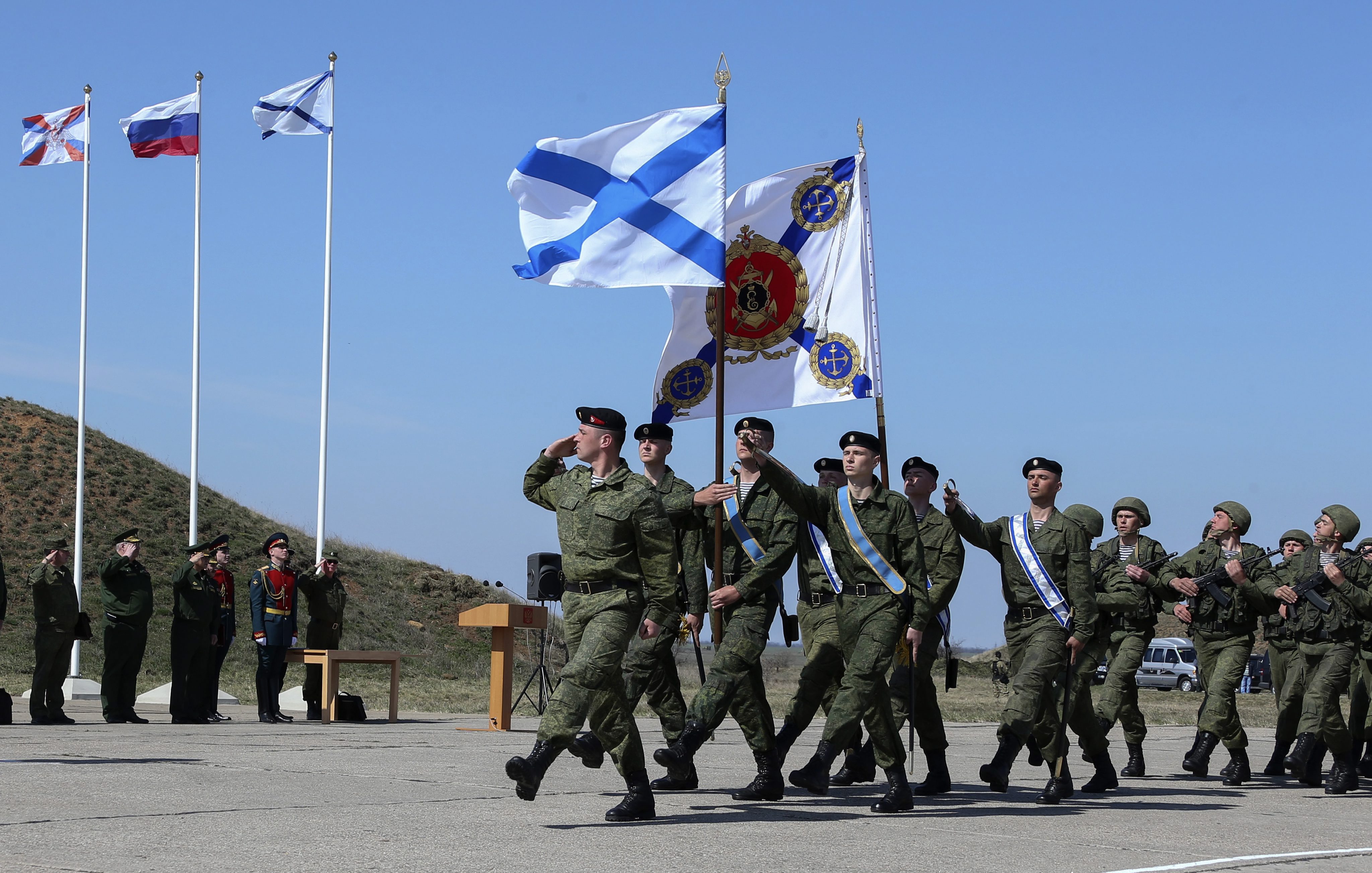 Руски морски пехотинци маршируват в Севастопол