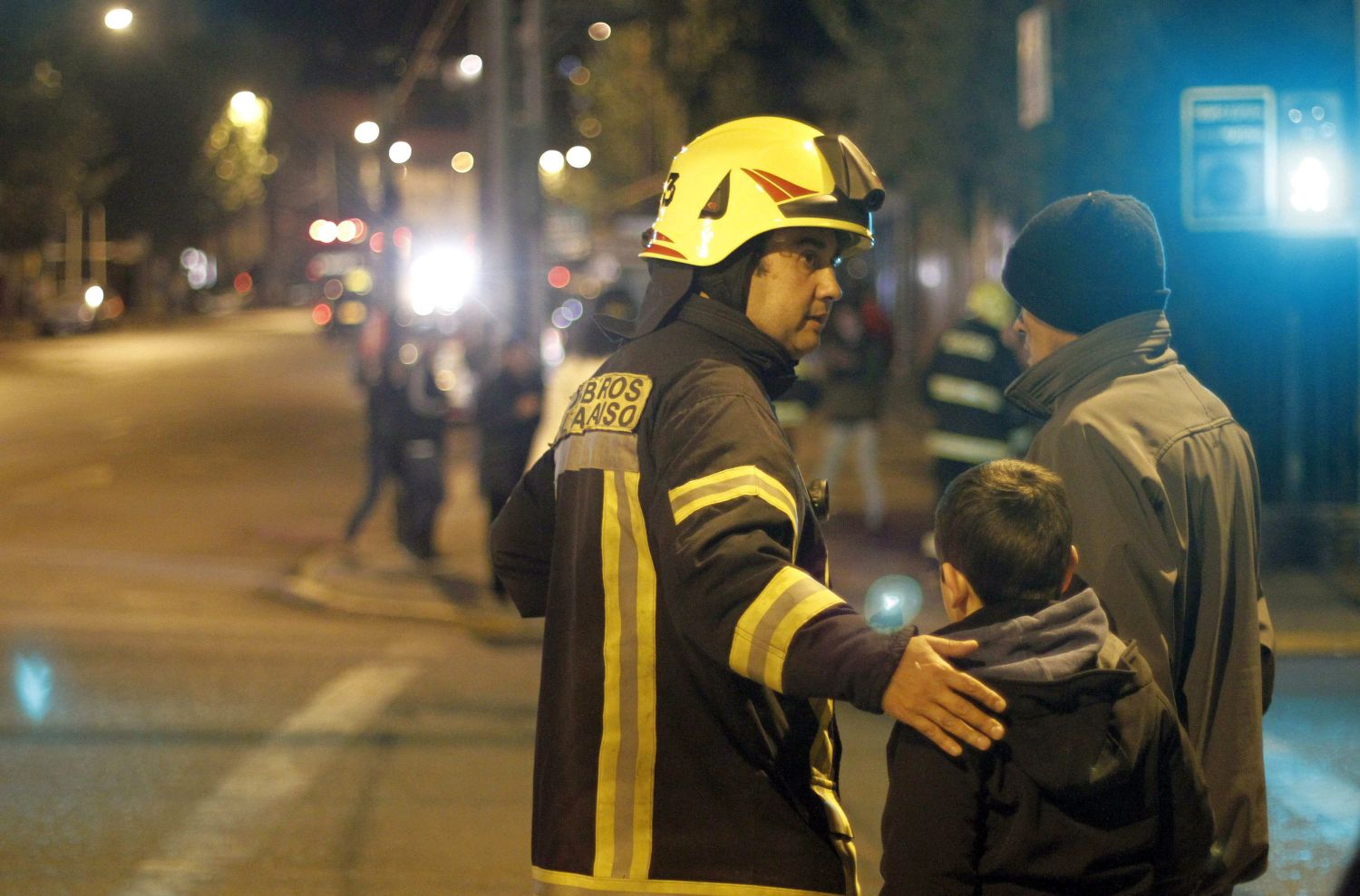 Пожарникар помага на хората да се евакуират