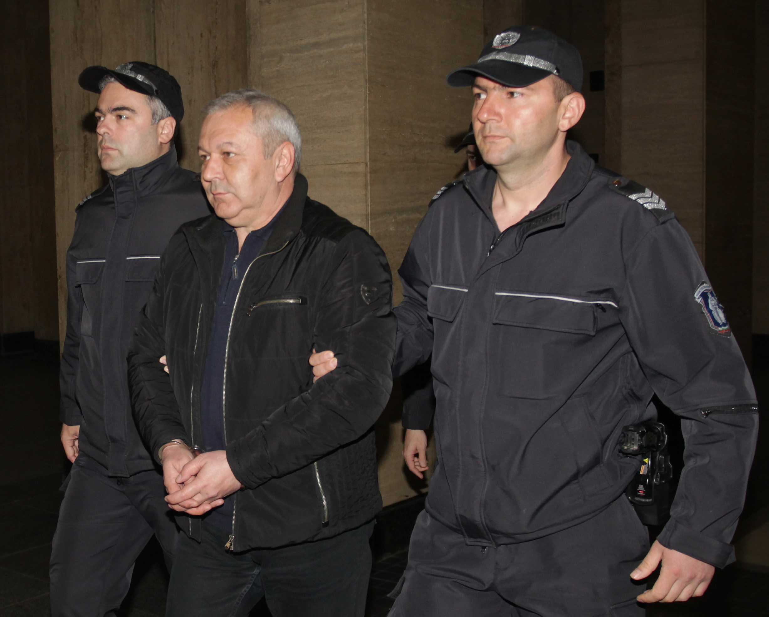 Ексдепутат влезе в съда като затворник