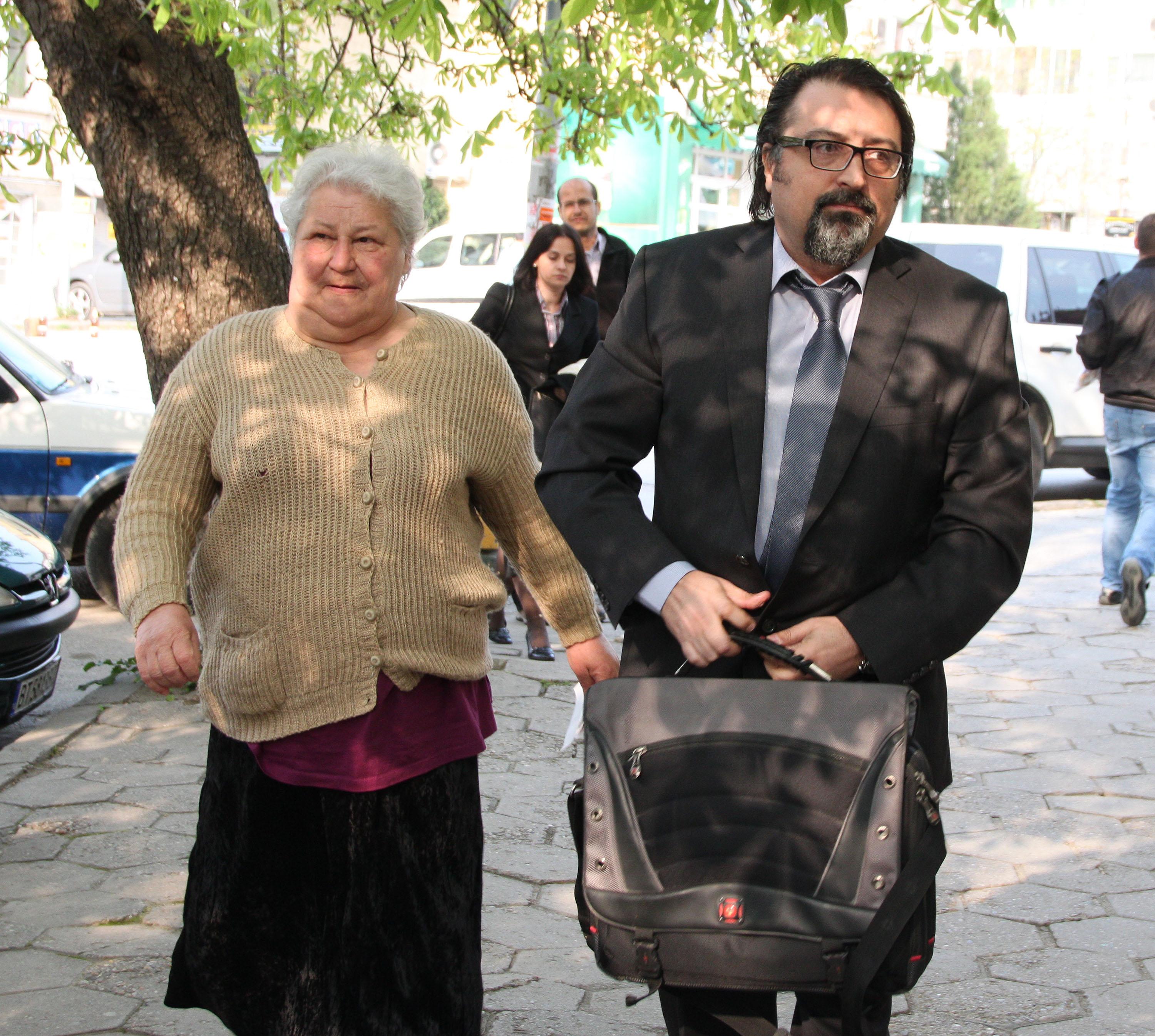 Майката Стефана Савова и адвокатът й показаха ”разрухата” в жилището (Снимка архив)
