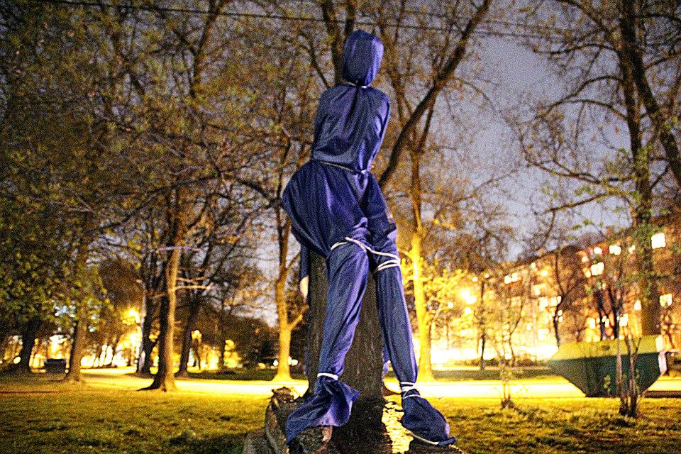 Паметници на деца осъмнаха опаковани в син плат (снимки)