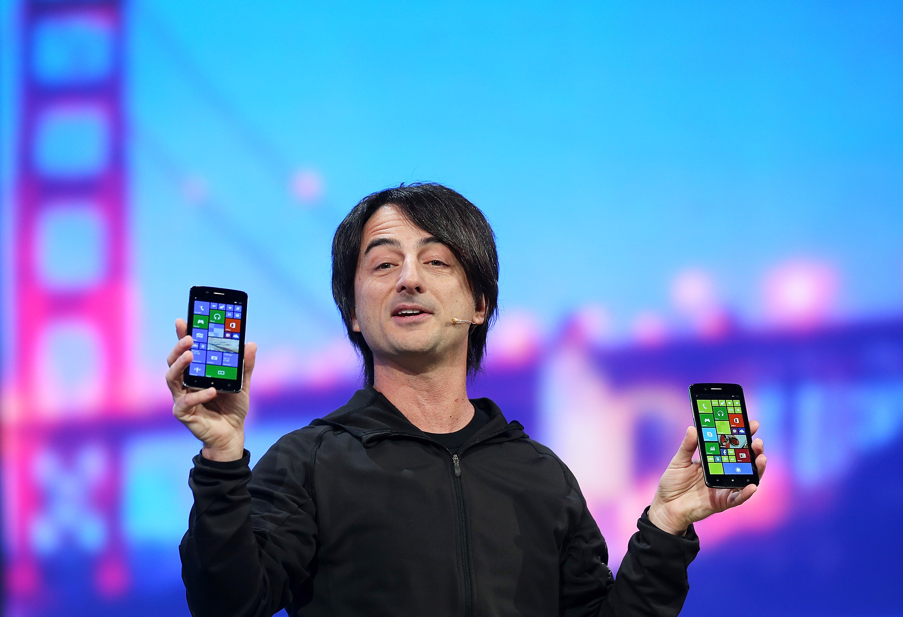 Джо Белфиоре от Microsoft показва телефони с Windows Phone
