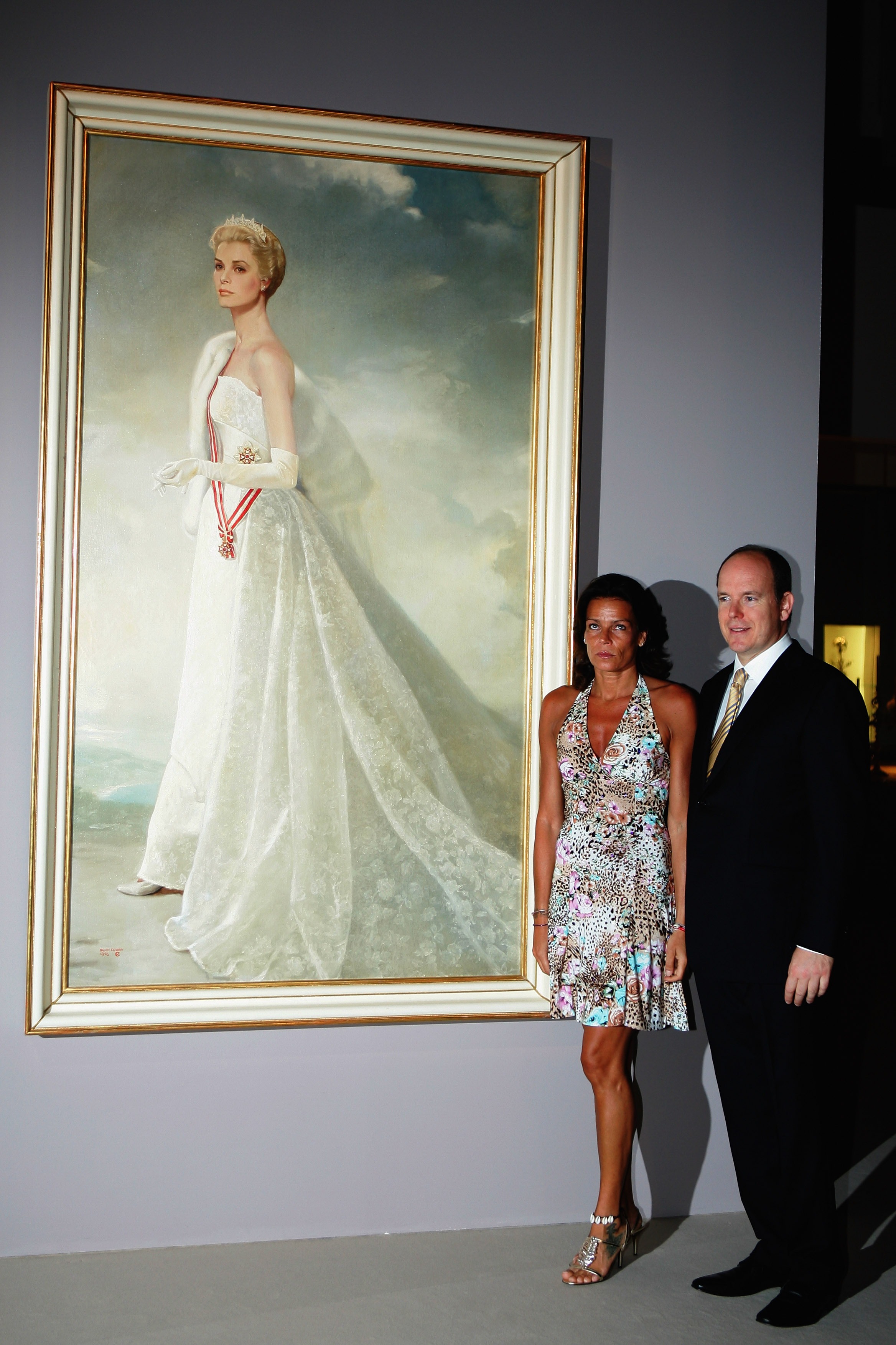 Принц Албер II и принцеса Стефани пред портрета на майка си Грейс Кели
