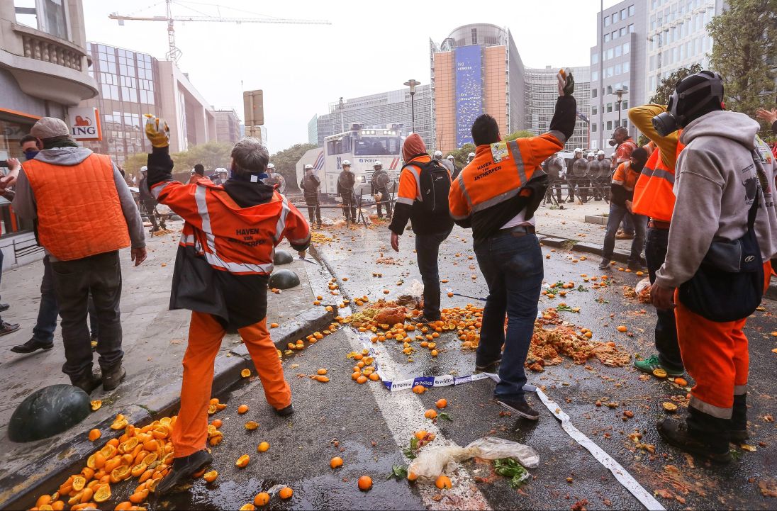 Протестиращите хвърляха портокали по сградата на ЕК