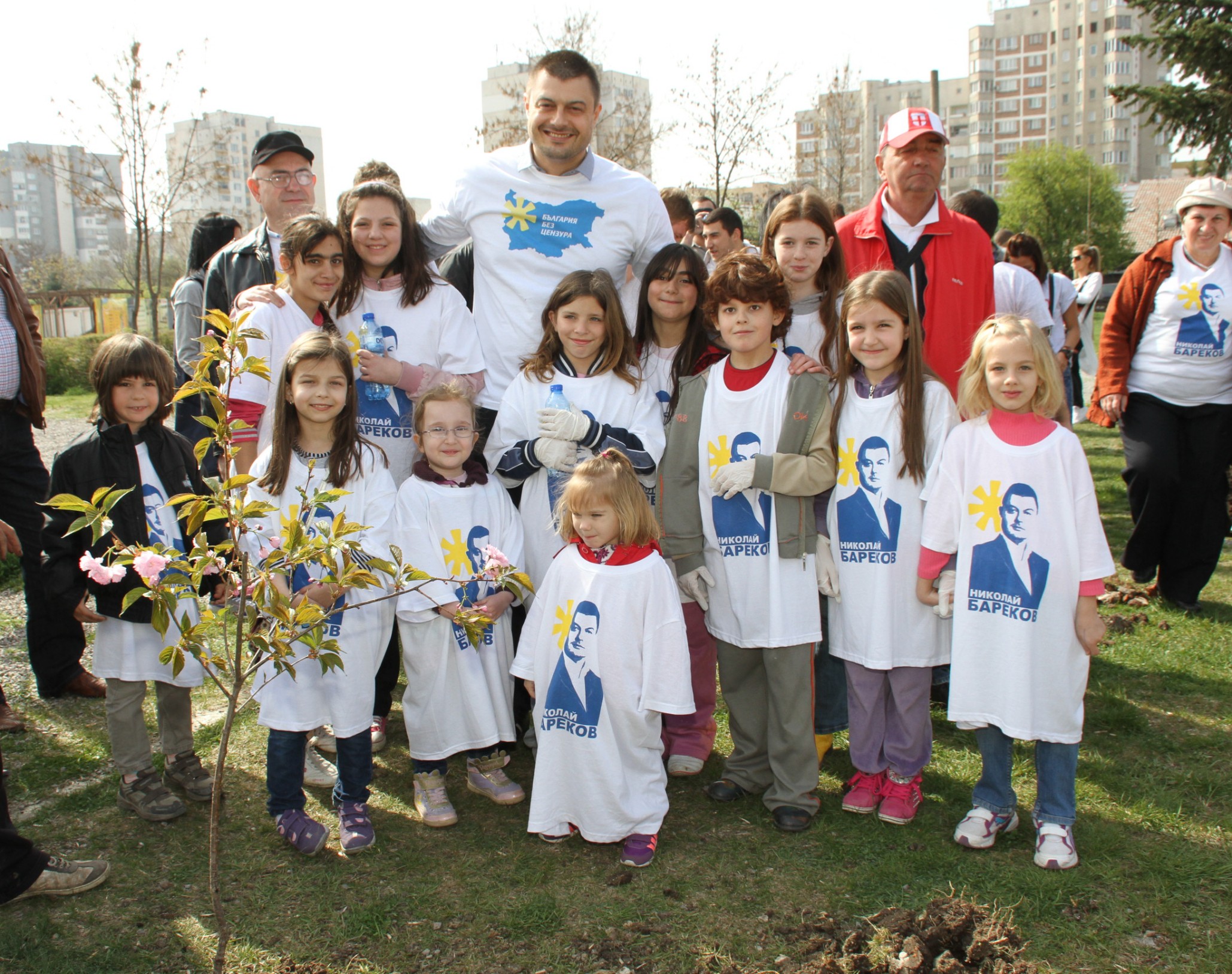 Бареков се снима с деца в кв. ”Люлин”, облечени с тениски с лика му