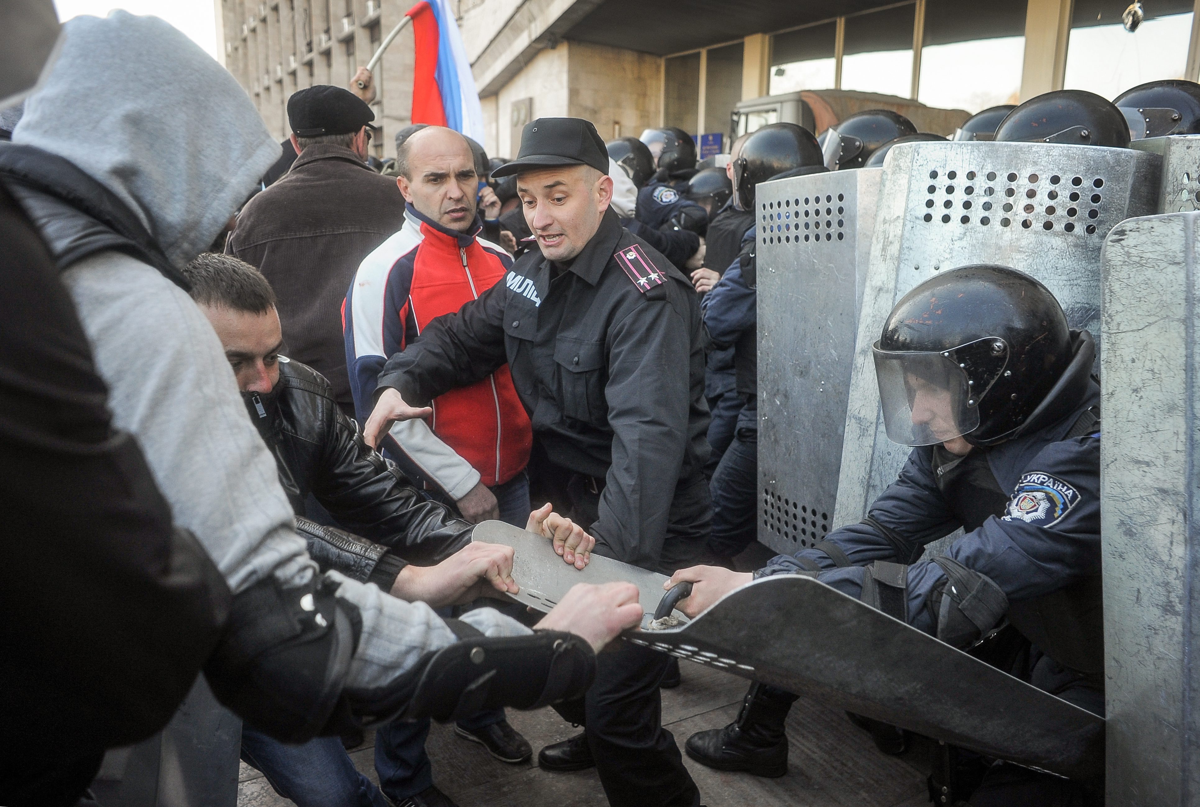 Сблъсъци между демостранти и полиция в Донецк