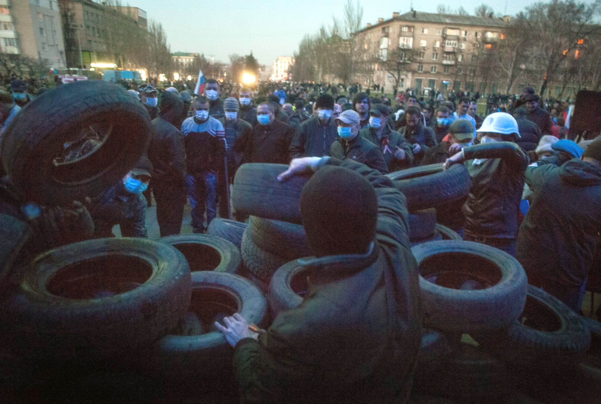 Проруски демонстранти издигат барикади и в Украйна
