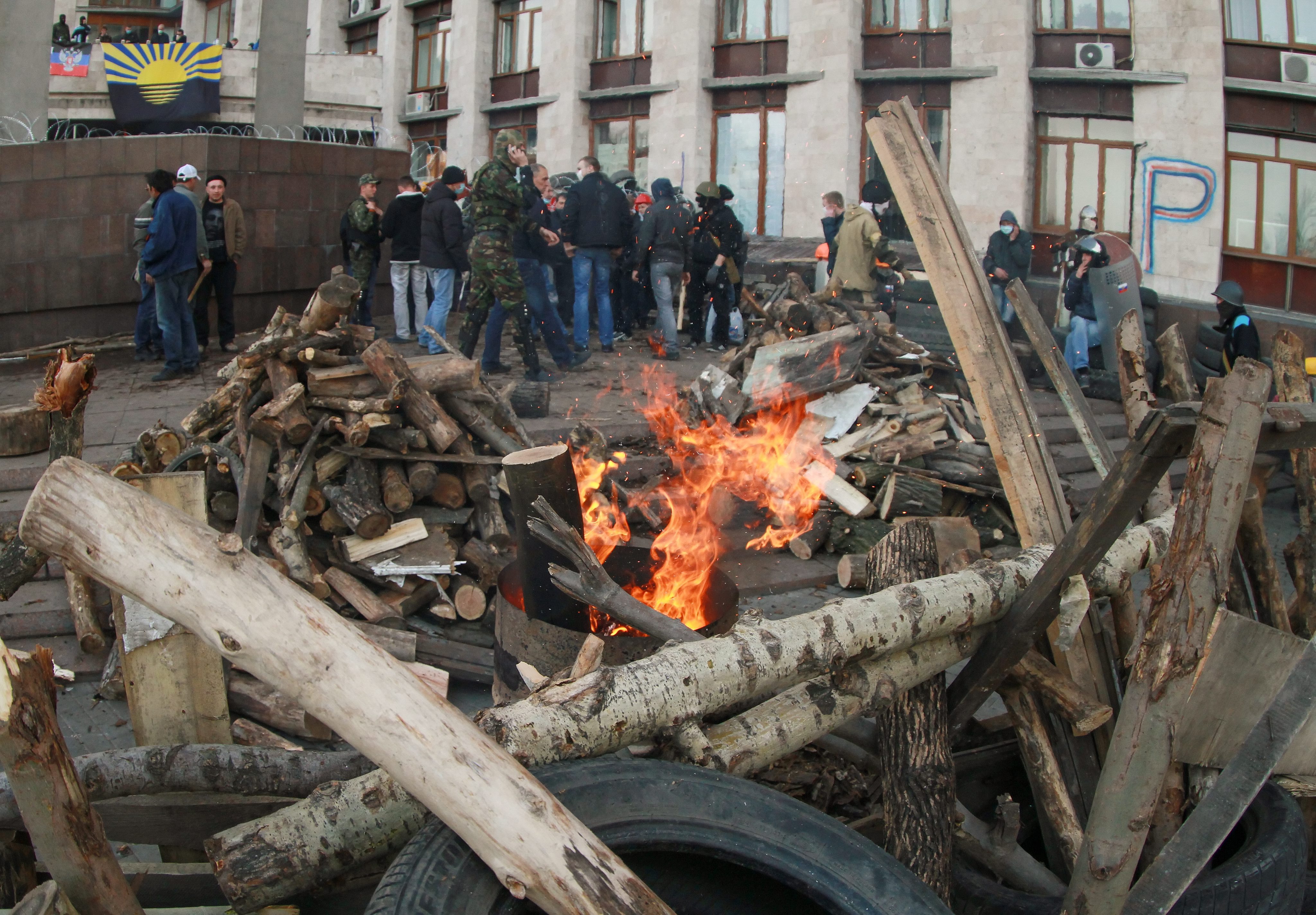 Проруски протестиращи издигат барикади в Донецк