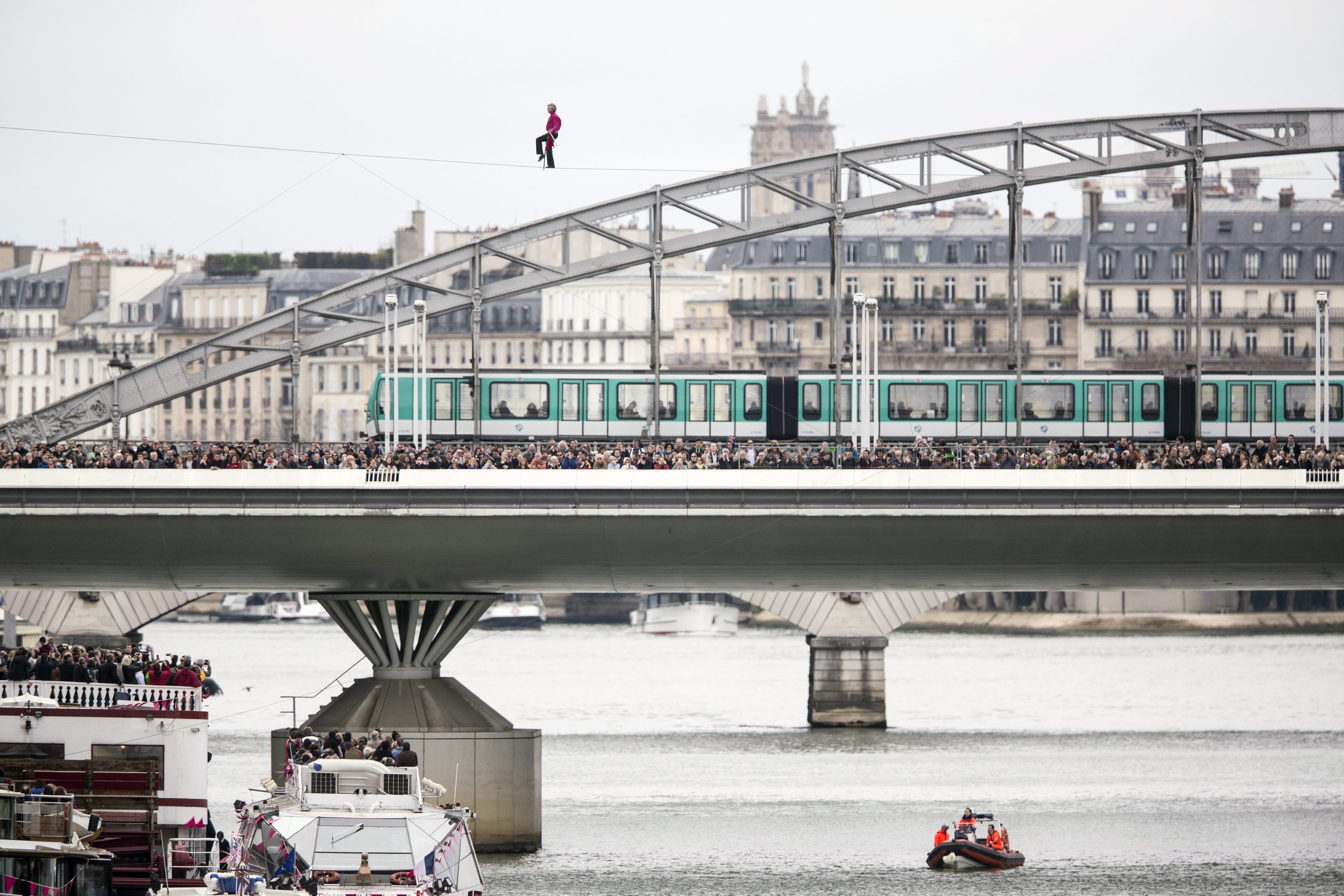 Френски акробат премина по въже над Сена (снимки)