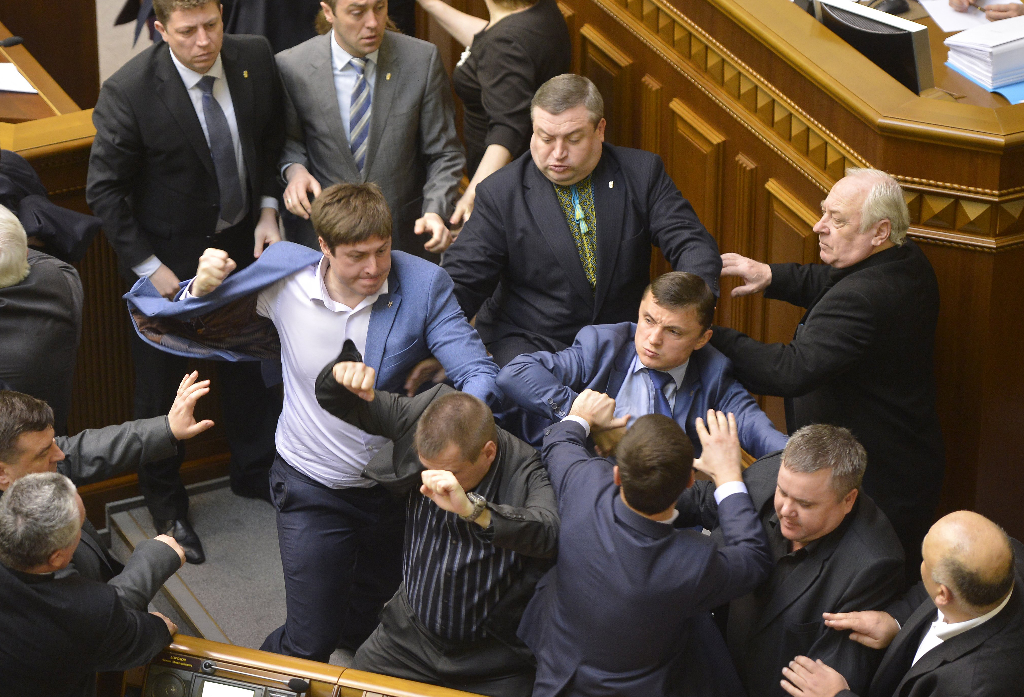 Депутати комунисти и националисти се сбиха в украинския парламент