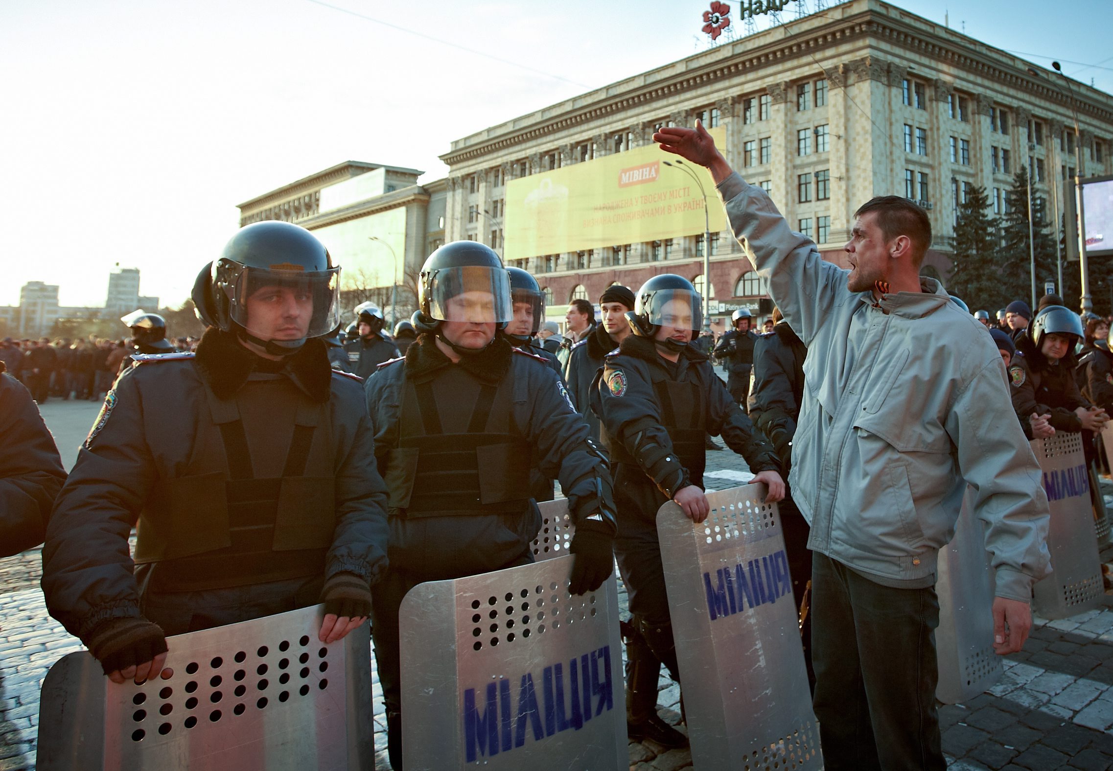 В Харков проруски демонстранти превзеха временно областната администрация и обявиха народна република