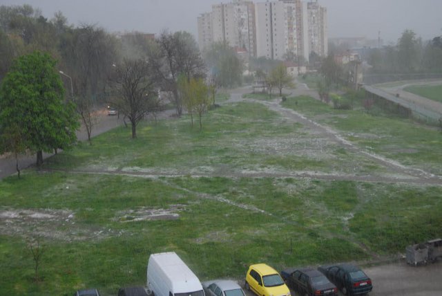 Карлово побеля от градушка в понеделник