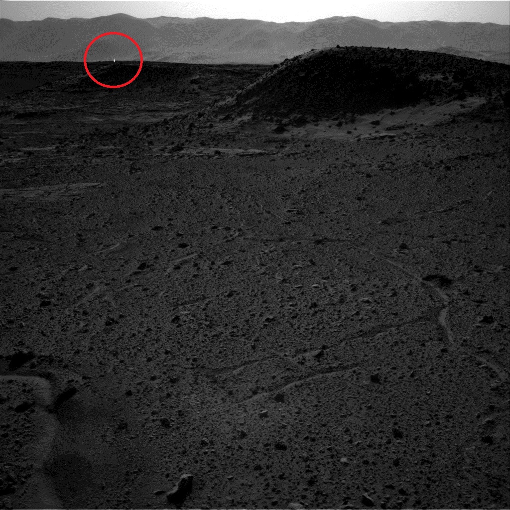 ”Кюриосити” засне загадъчна ярка светлина на Марс