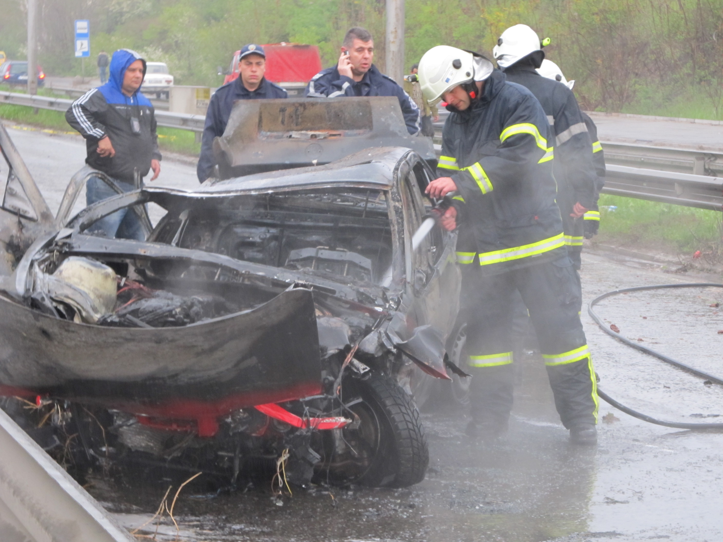 Лек автомобил направи каскада и се запали в Русе (снимки)