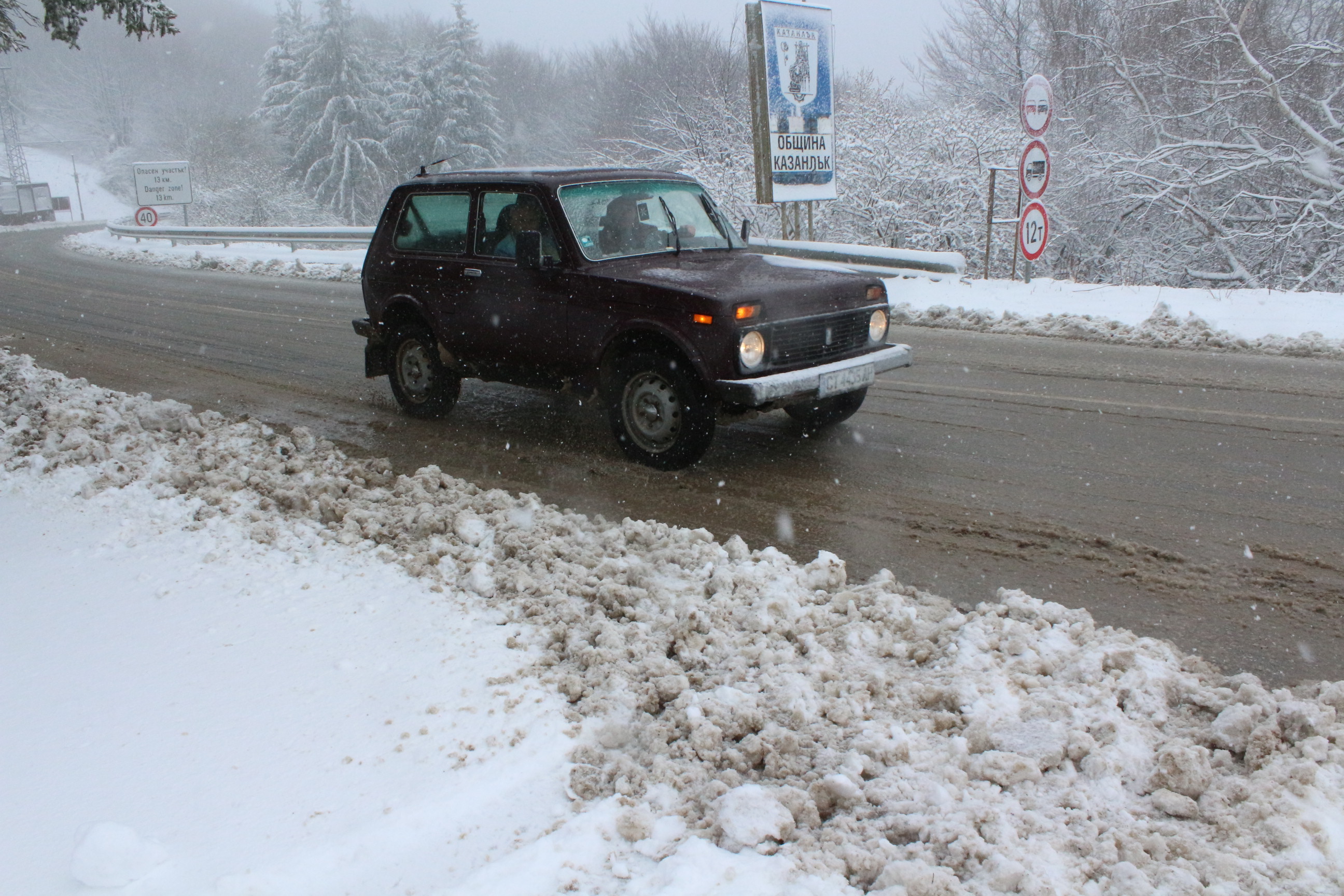 Пролетен сняг изненада шофьори (снимки)