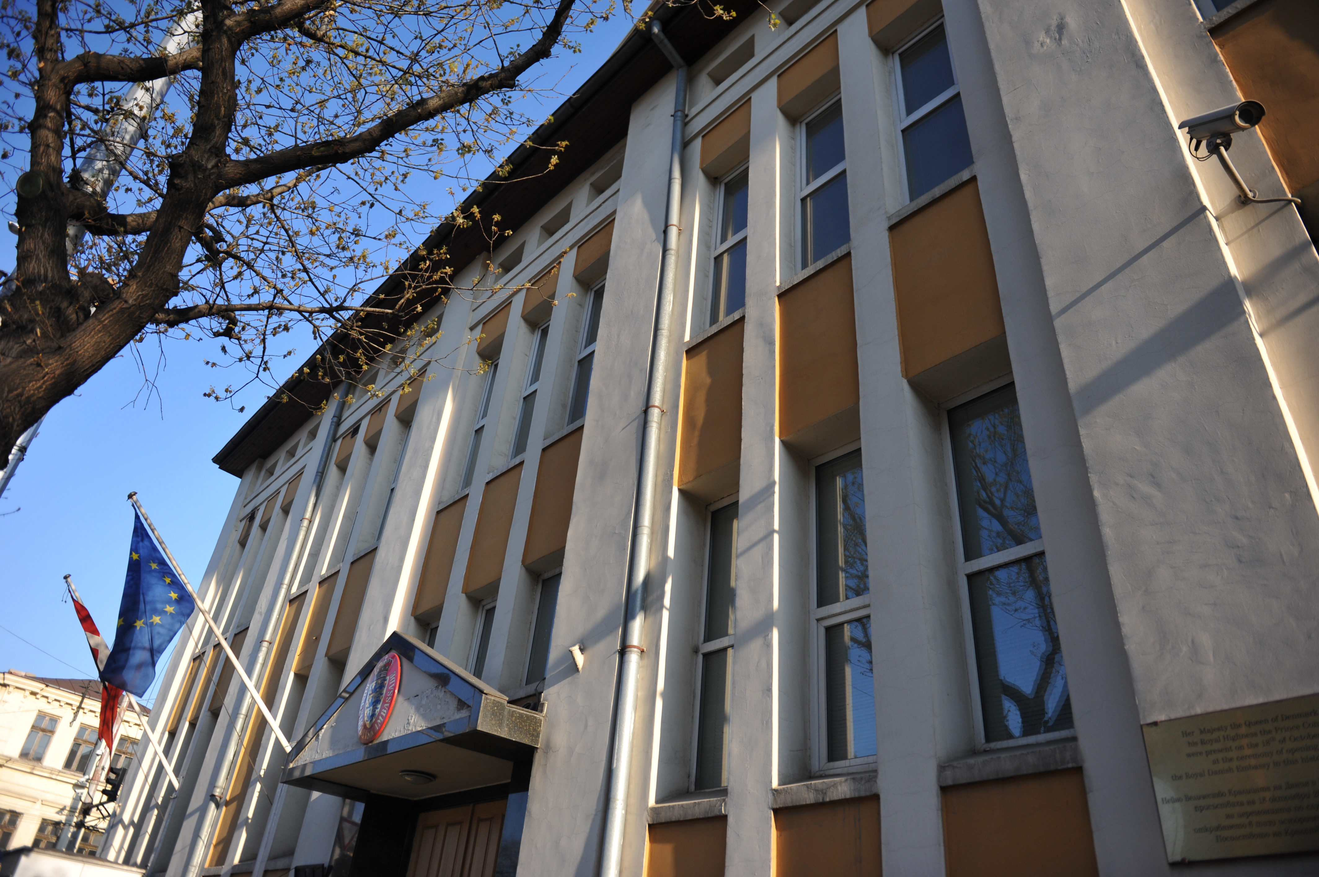 В момента в спорната сграда се помещава посолството на Дания