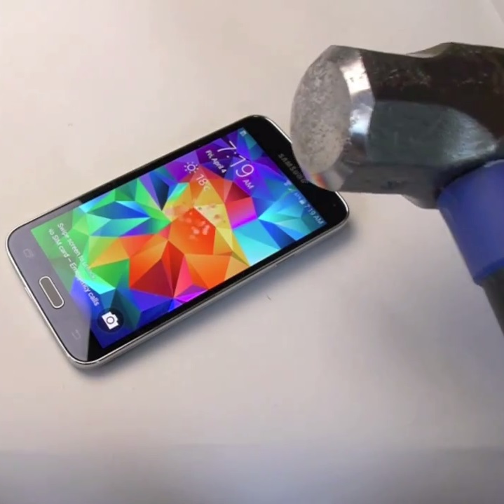 Samsung Galaxy S5 срещу чук (видео)