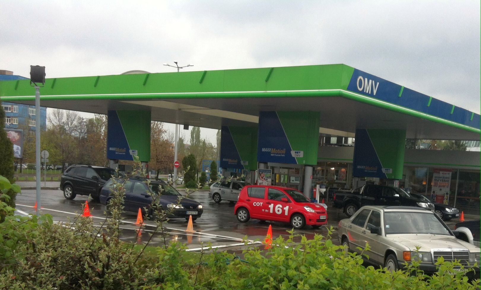 Въоръжен грабеж на бензиностанция в София (снимки)