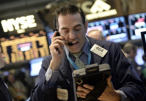 Инвеститорите бягат от риска, доларът поскъпва, златото пада
