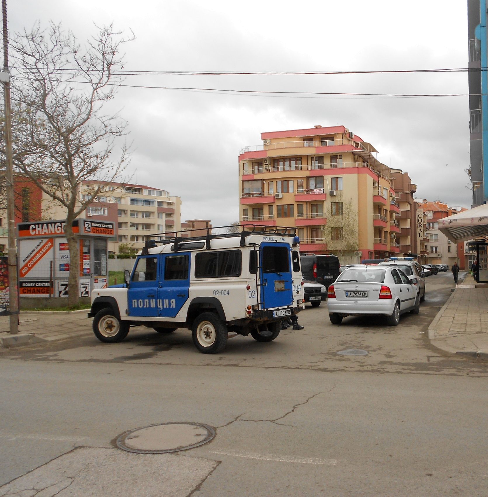 Полицаите претърсиха хотел в Поморие в търсене на момиченцето