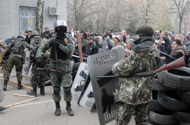 В Славянск раздават оръжие на протестиращите