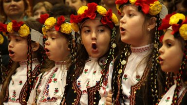 На този ден групи от по шест седем момичета на възраст