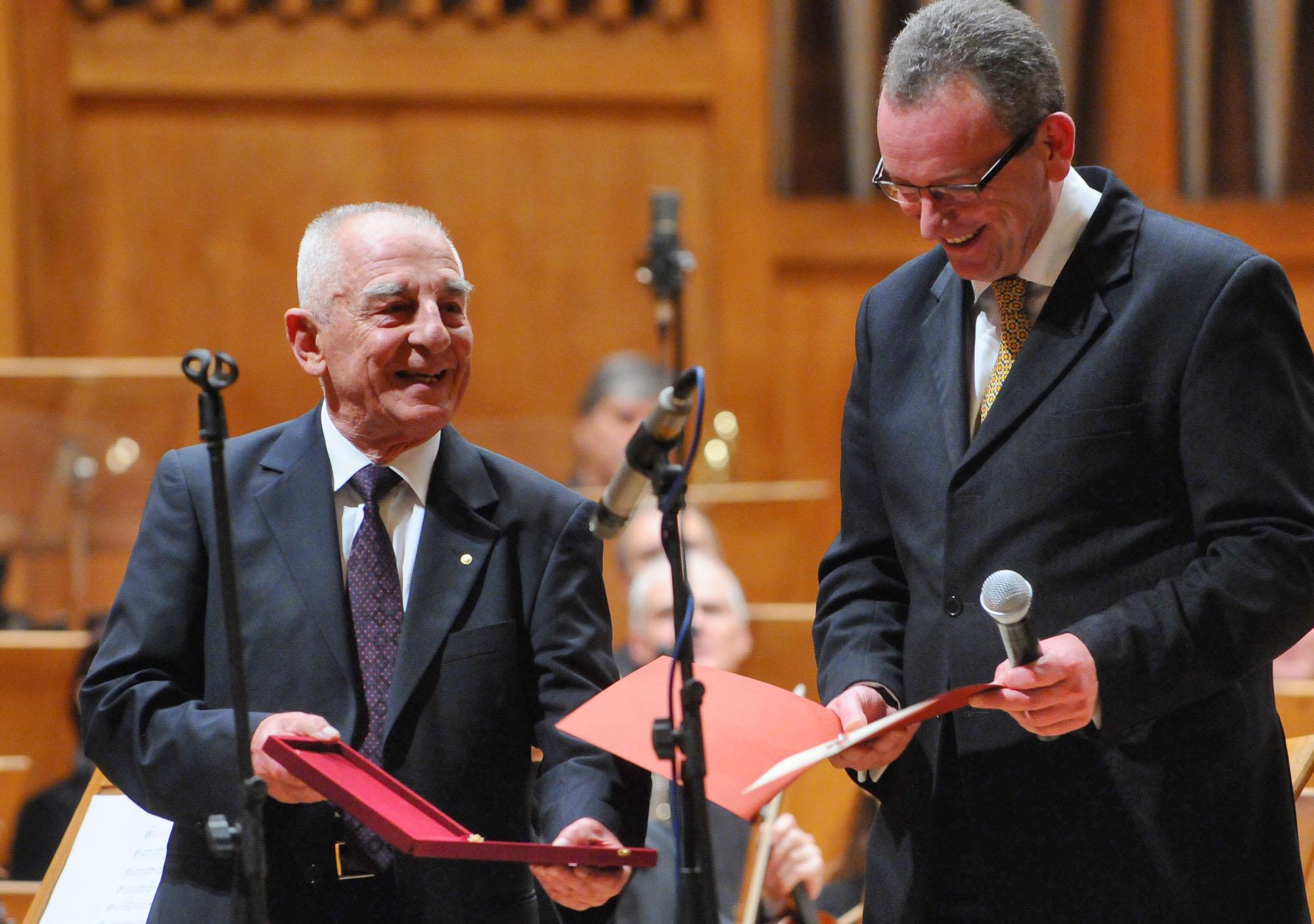 Министърът на културата, Петър Стоянович, награждава Борис Карадимчев
