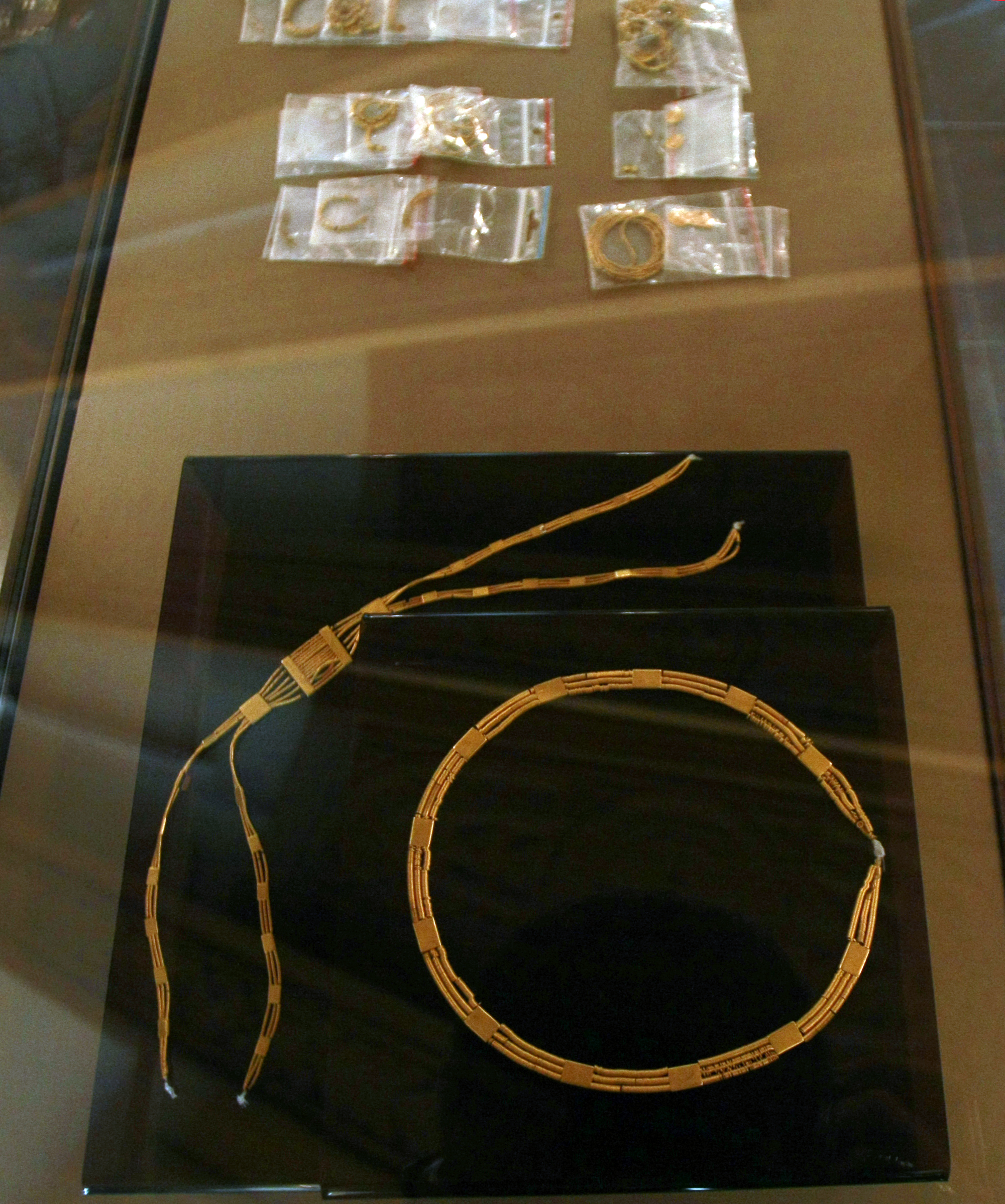 ДАНС предаде на НИМ спасено златно съкровище (снимки)