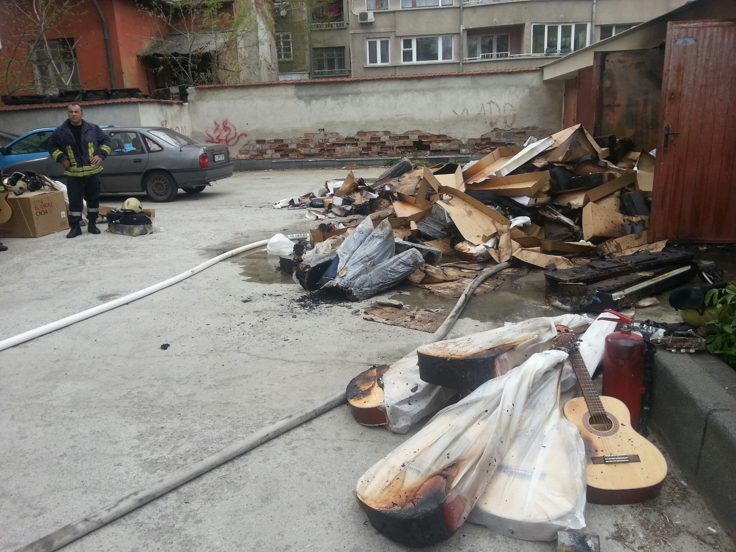 Пожар изпепели китари, цигулки и пиана