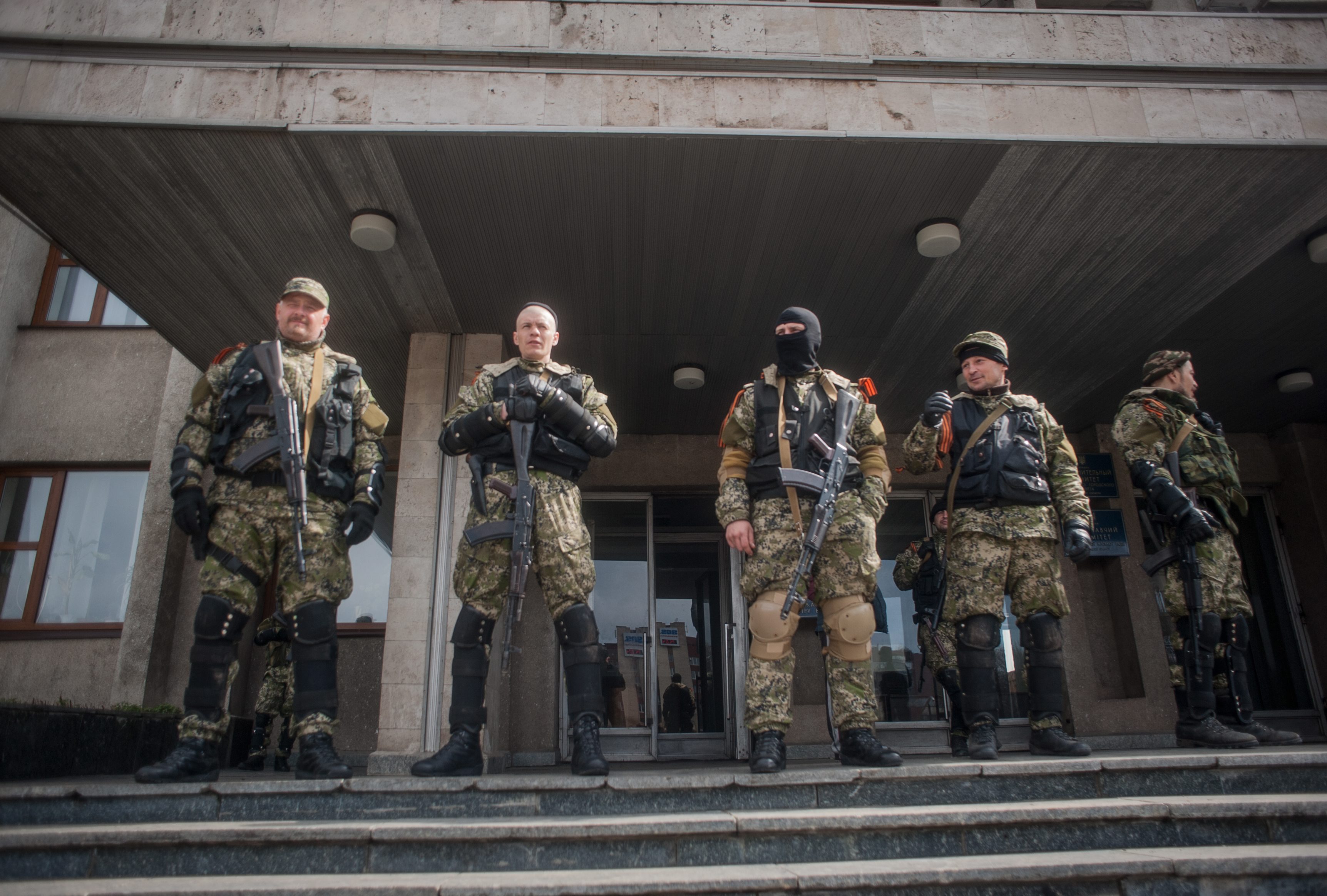 Кордон пред сградата на милицията в Славянск