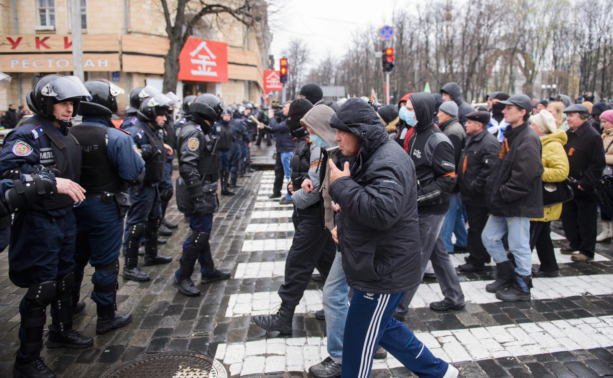 Украински полицаи се опитват да спрат протеста на про руски активисти