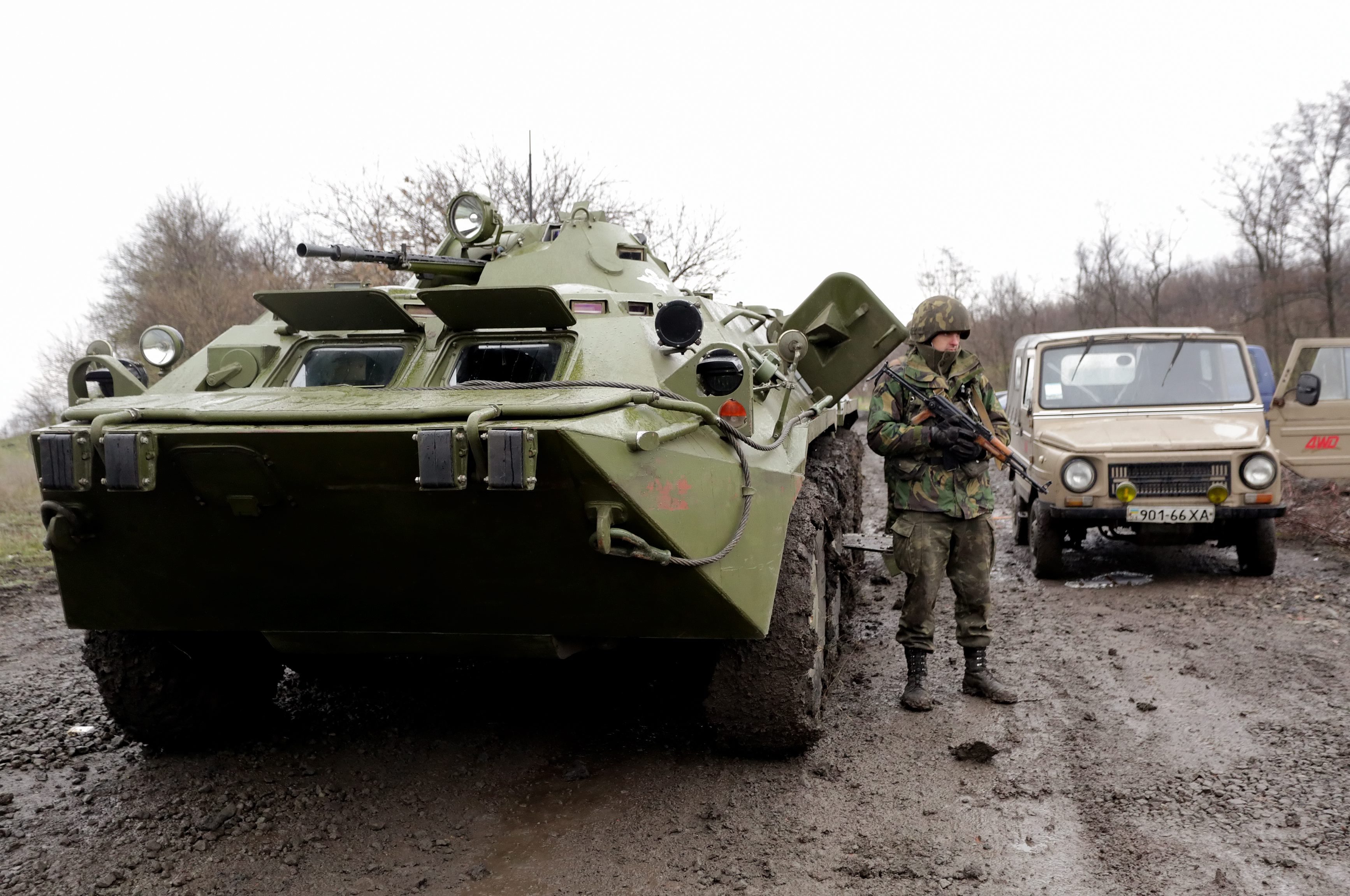 Украински военни патрулират между Луганск и Славянск