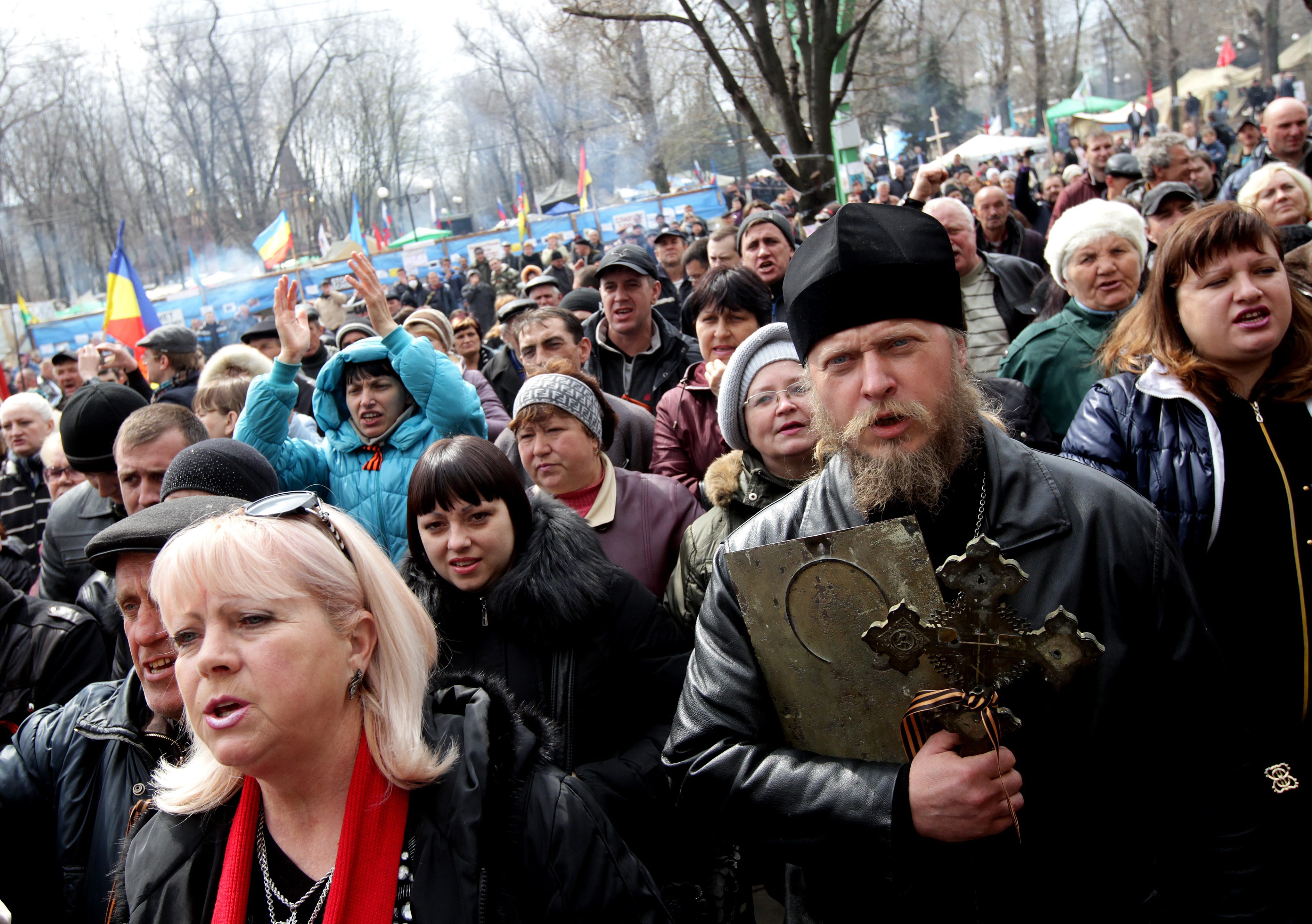 В Луганск хиляди проруски активисти протестират