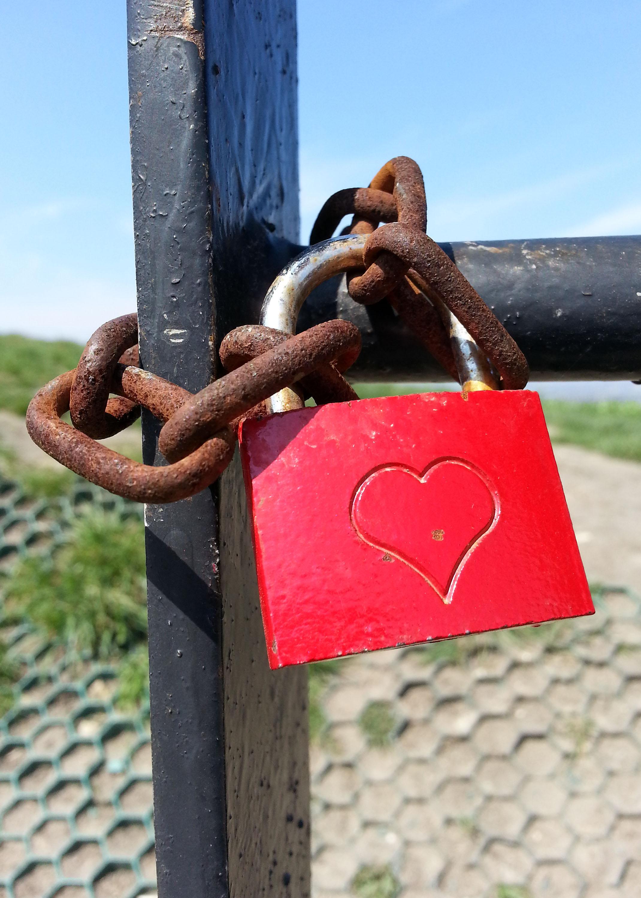 Варненци ”заключват” любовта си с катинари