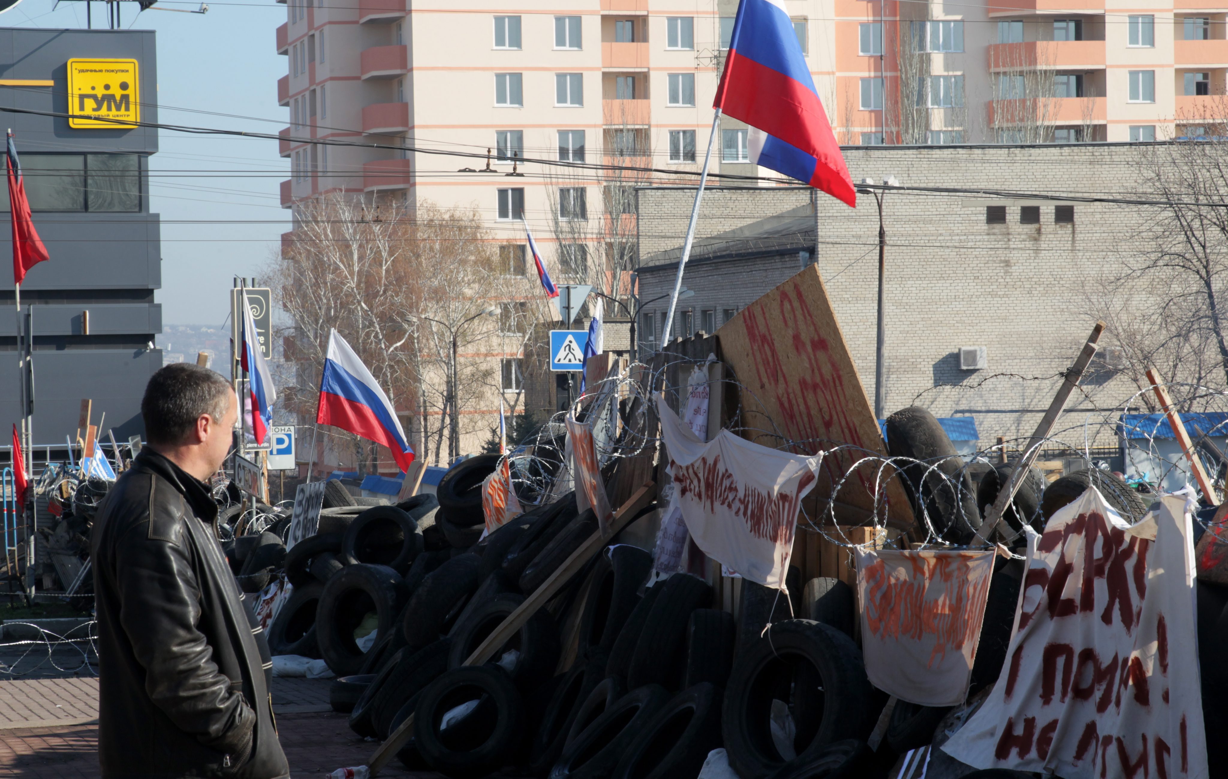 Мъж стои до барикадите пред окупирана сград в Луганск