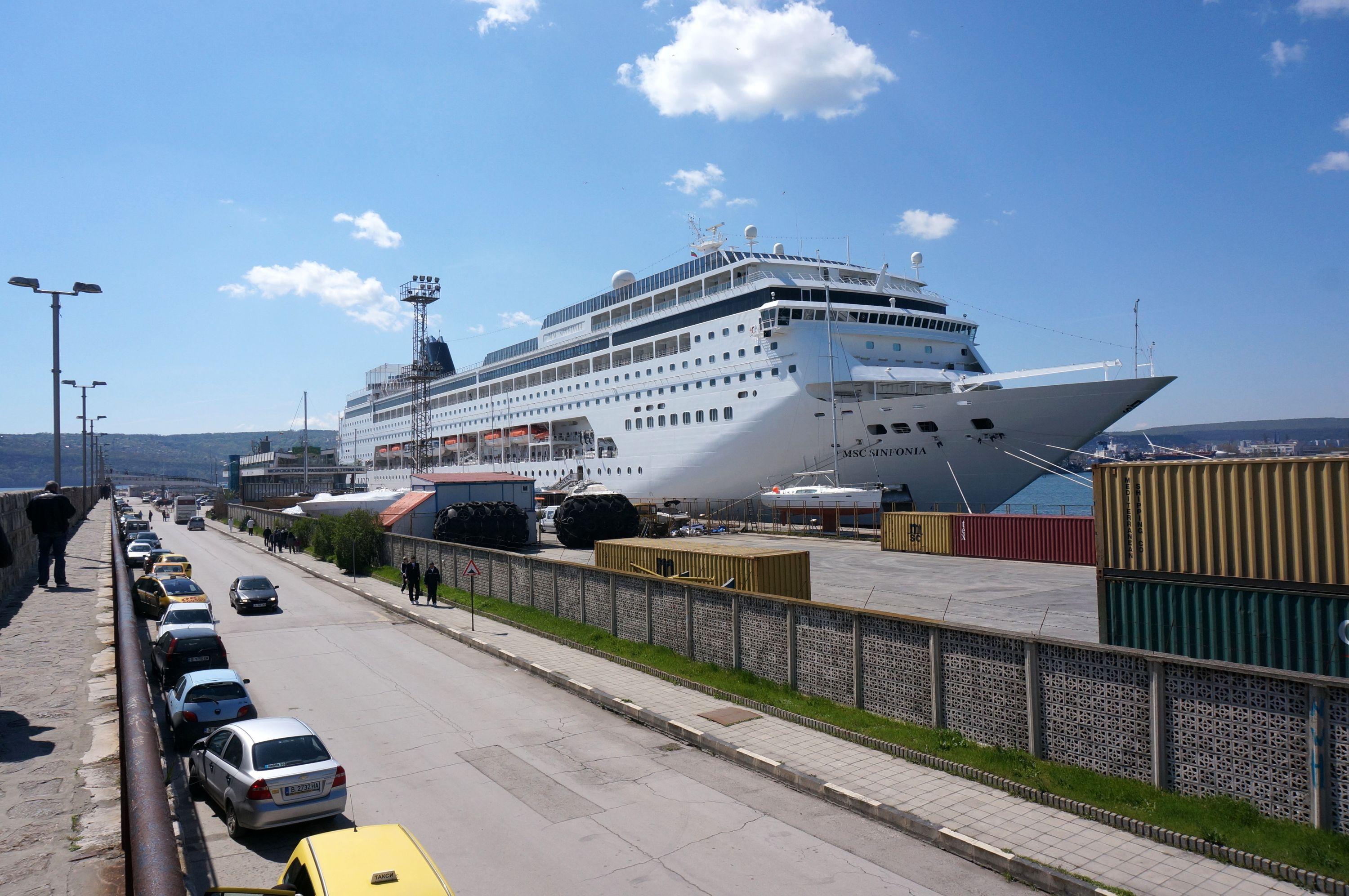 Огромен туристически кораб MSC SINFONIA акостира извънредно във Варна  след като беше отклонен от предварителния си маршрут до К