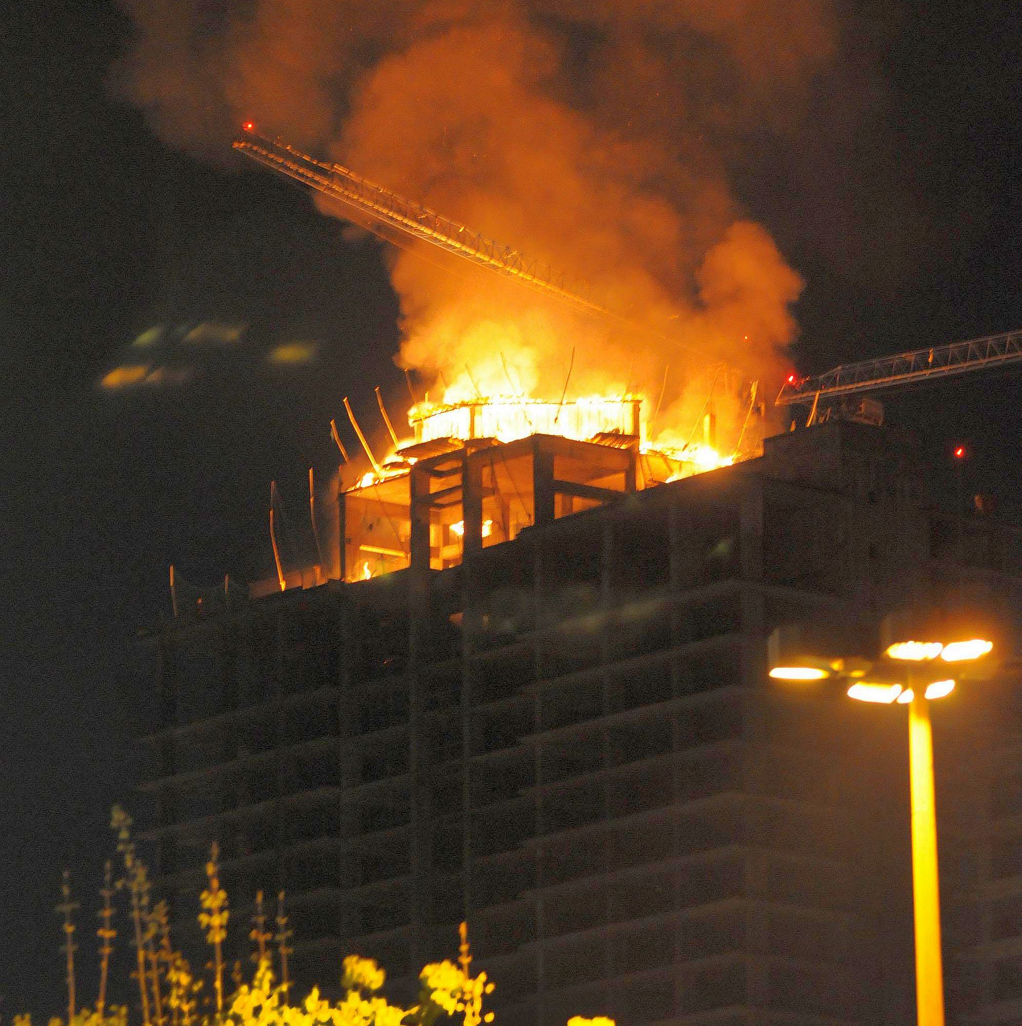 Пожар горя в недостроена сграда до НДК