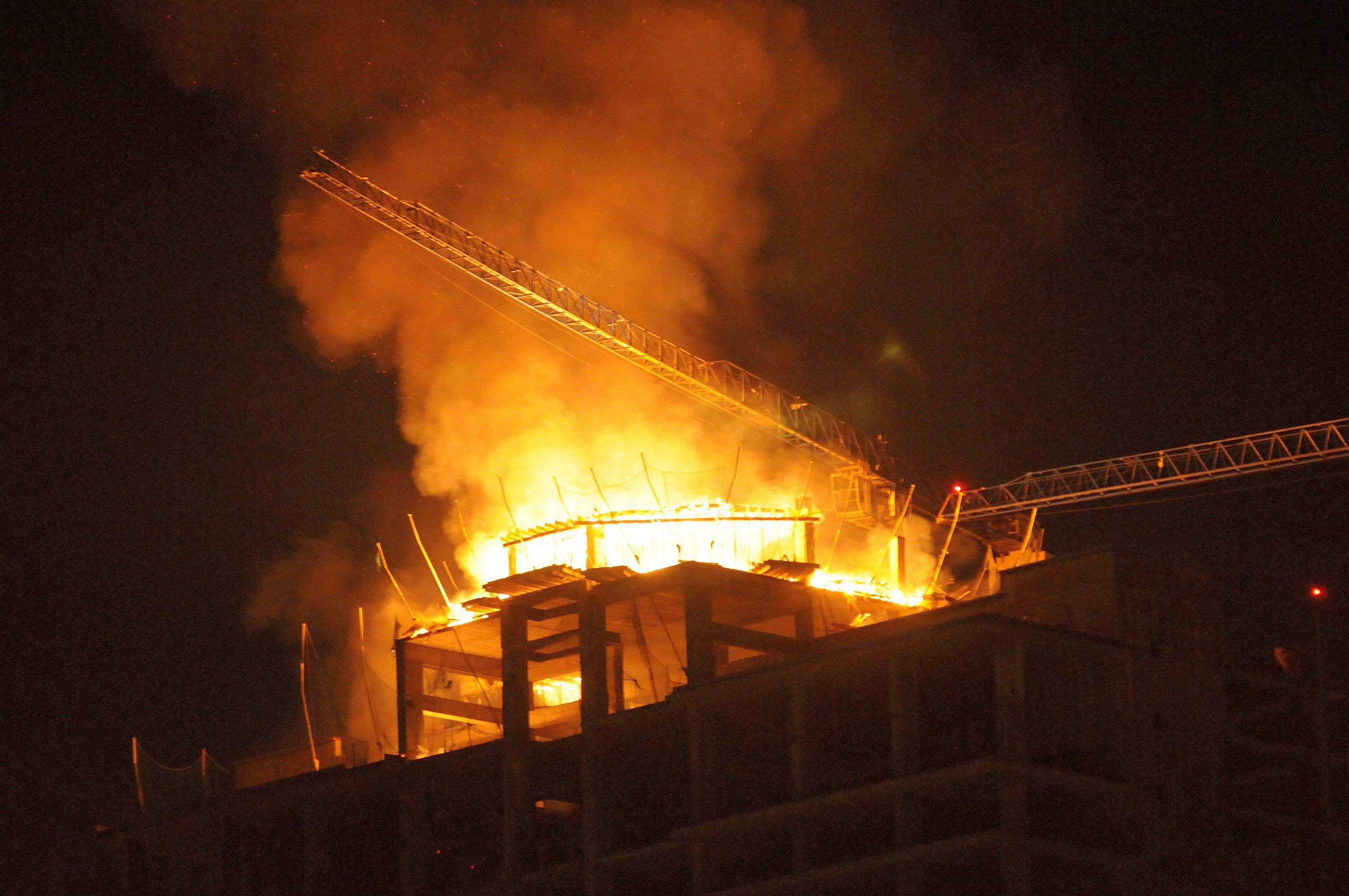 Огънят е започнал  от дървен кофраж на 37-ия етаж