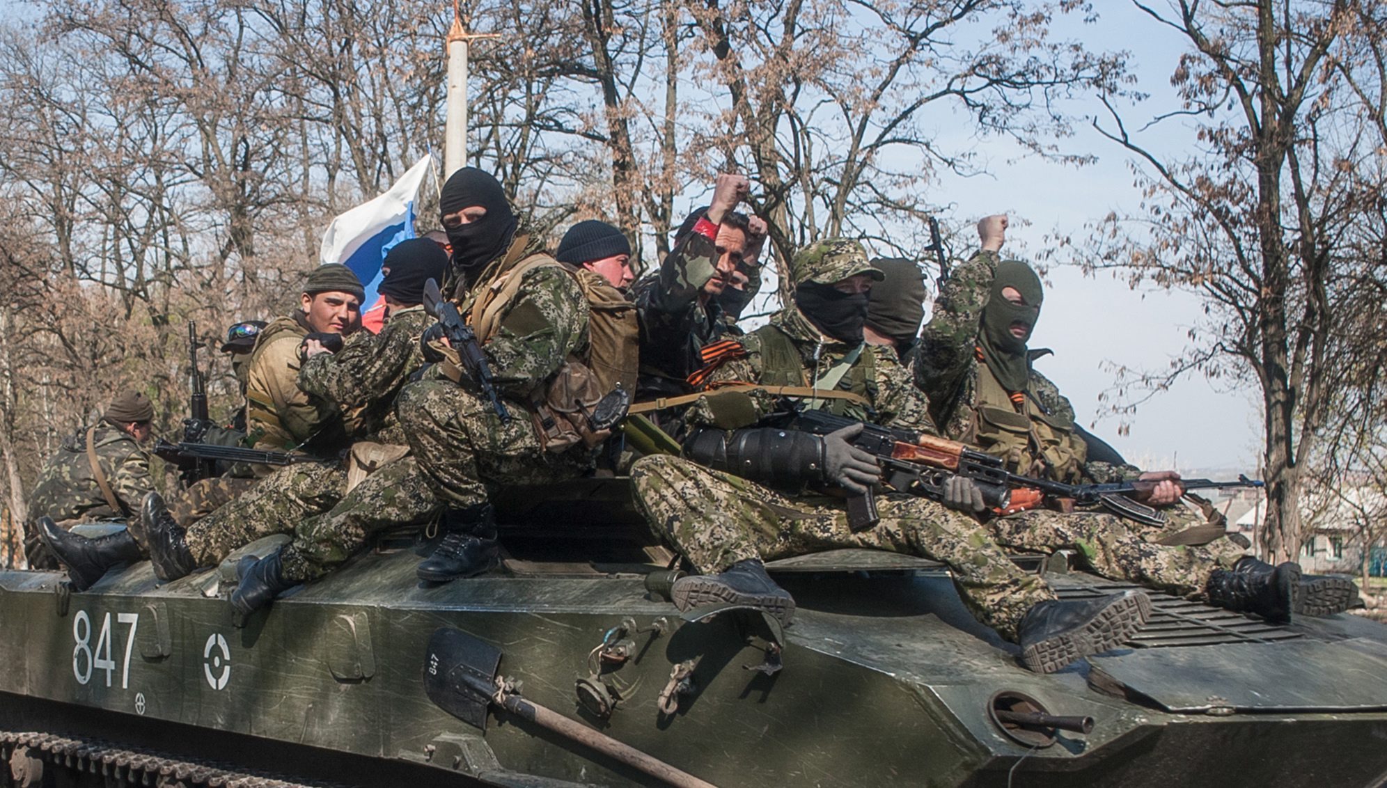 На всяка от бойните машини имаше мъже в униформи без отличителни знаци